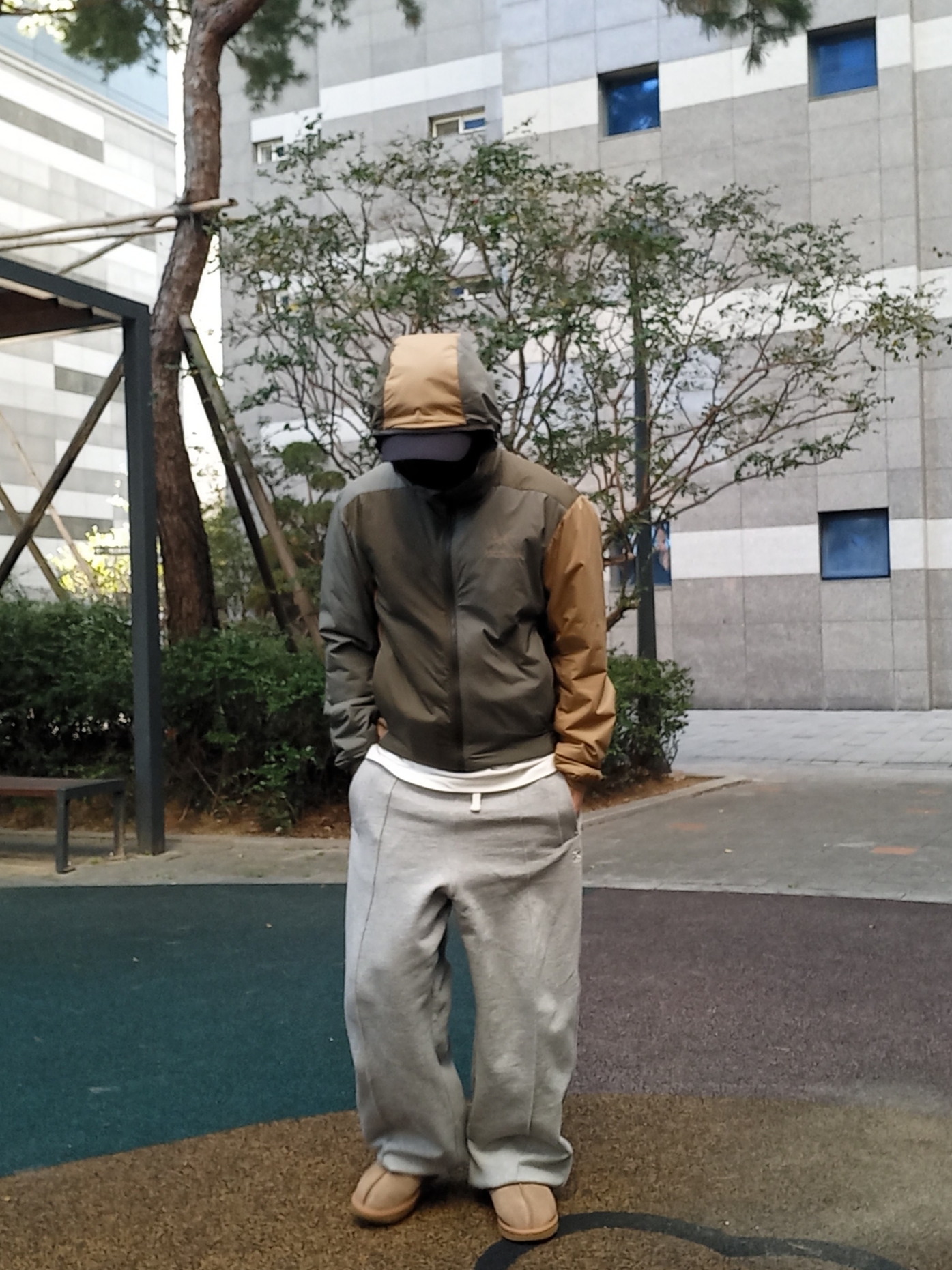 Arc'teryx Atom LT Hoody Tatsu Forage, UGG Tasman Slipper Chestnut 착용 스타일 - 3