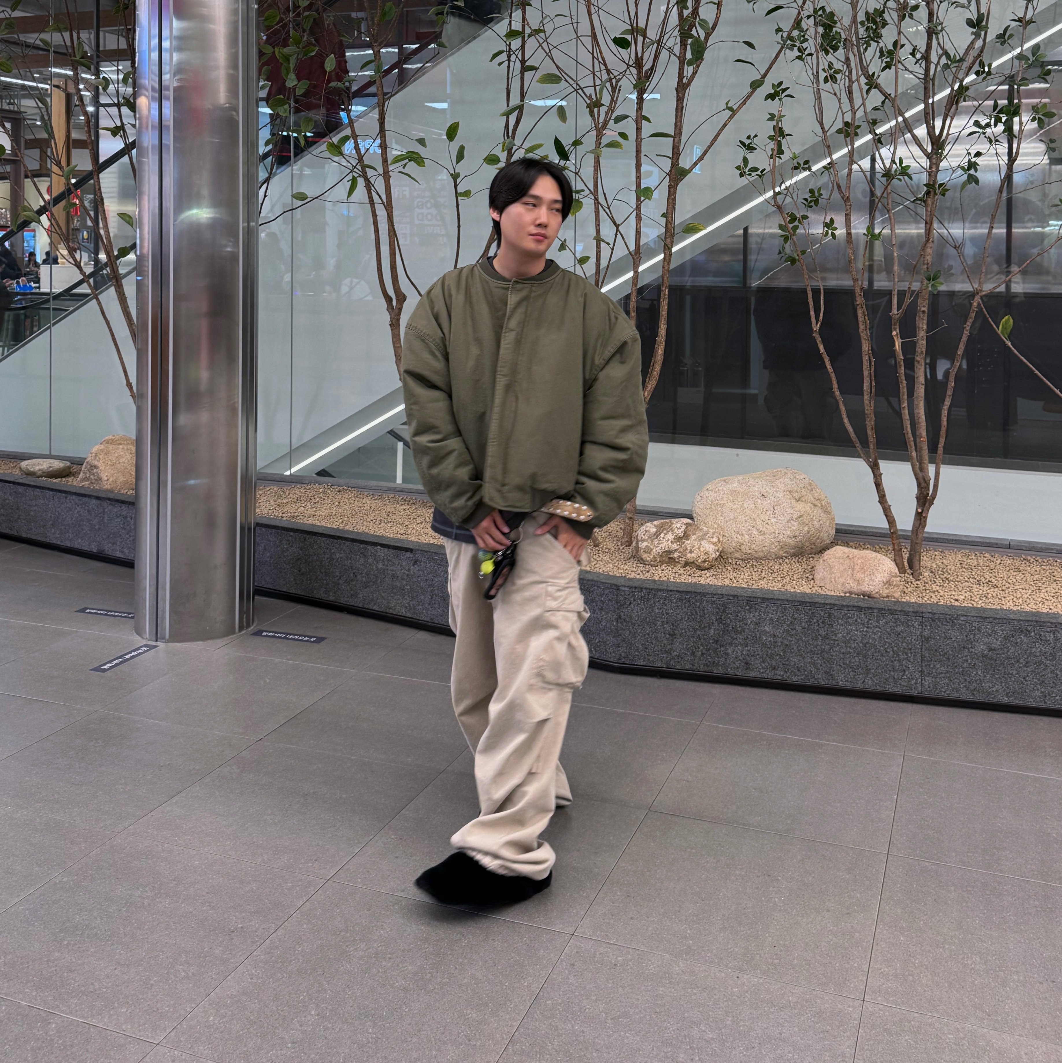 Nonnod Sulfur Dye Serge Bomber Jacket Vintage Khaki, (W) Balenciaga Teddy Mule Black 착용 스타일