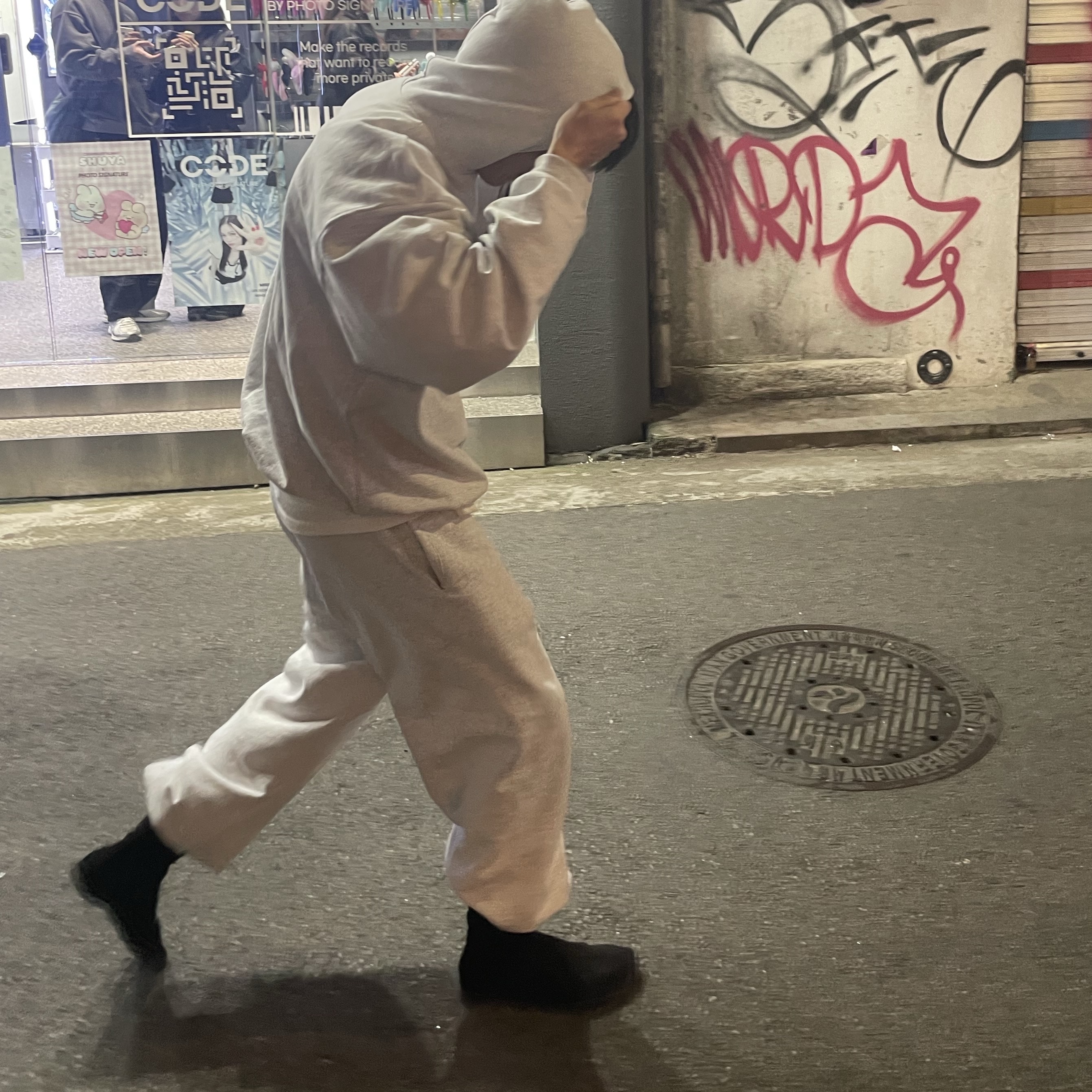 Yeezy YZY Pods Black, Yeezy x Gosha Rubchinskiy YZY Black Dogs Hoodie Heather Grey 착용 스타일