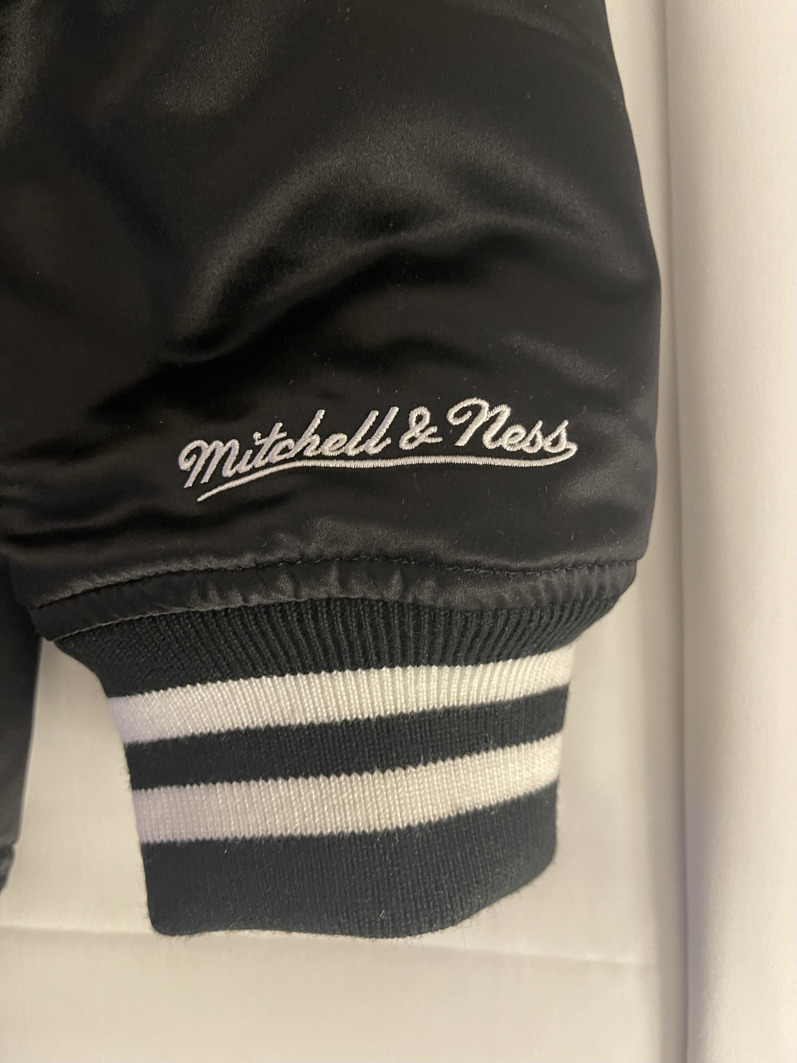 Supreme Mitchell & Ness Satin Varsity Jacket Black - 24FW 착용 스타일 - 2