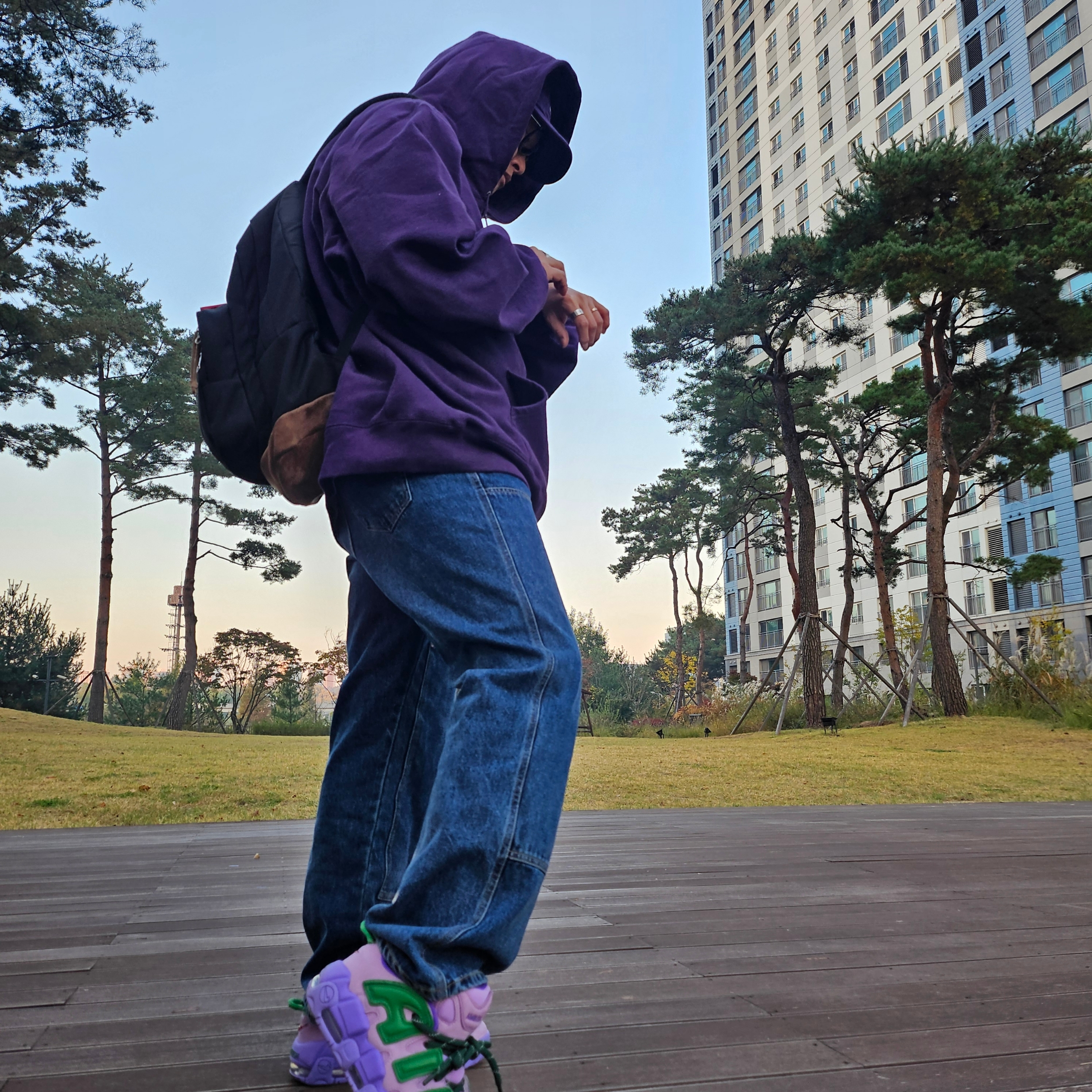 Supreme Box Logo Hooded Sweatshirt Dark Purple - 23FW, Supreme Washed Chino Twill Camp Cap Purple - 24SS 착용 스타일 - 1