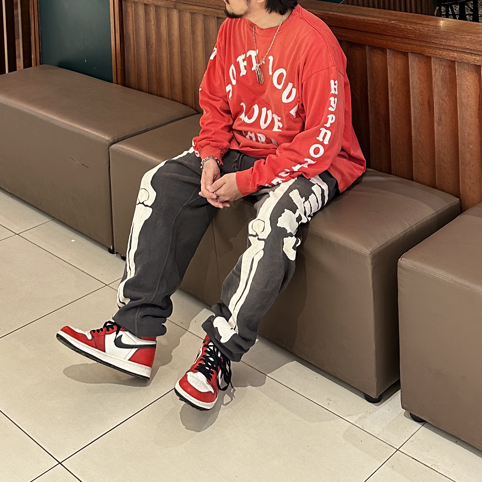 Saint Mxxxxxx x VLONE Bone Sweatpants Black - 23SS, SAINT Mxxxxxx Soft Love L/S T-Shirt Red - 24SS 착용 스타일 - 2