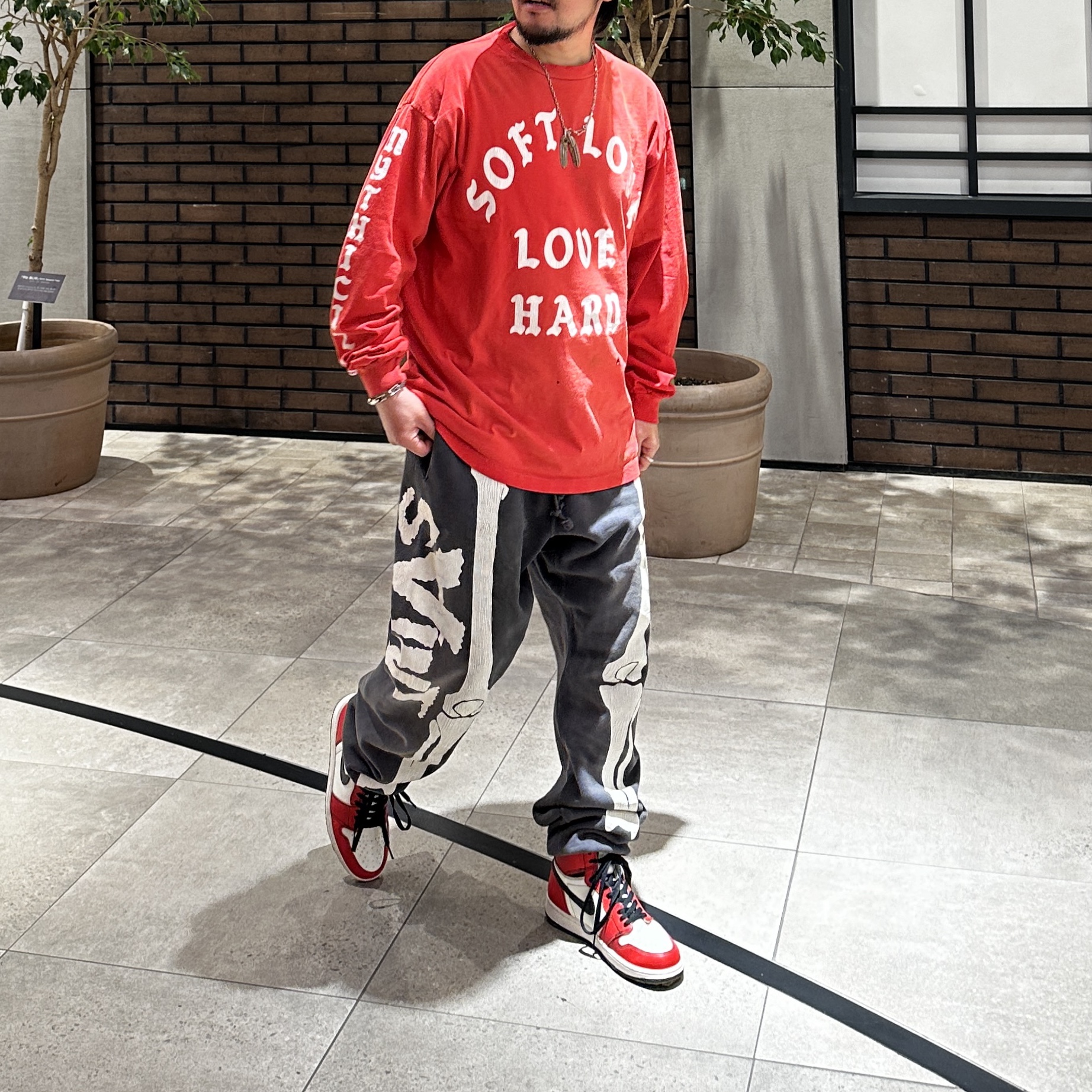 Saint Mxxxxxx x VLONE Bone Sweatpants Black - 23SS, SAINT Mxxxxxx Soft Love L/S T-Shirt Red - 24SS 착용 스타일 - 1