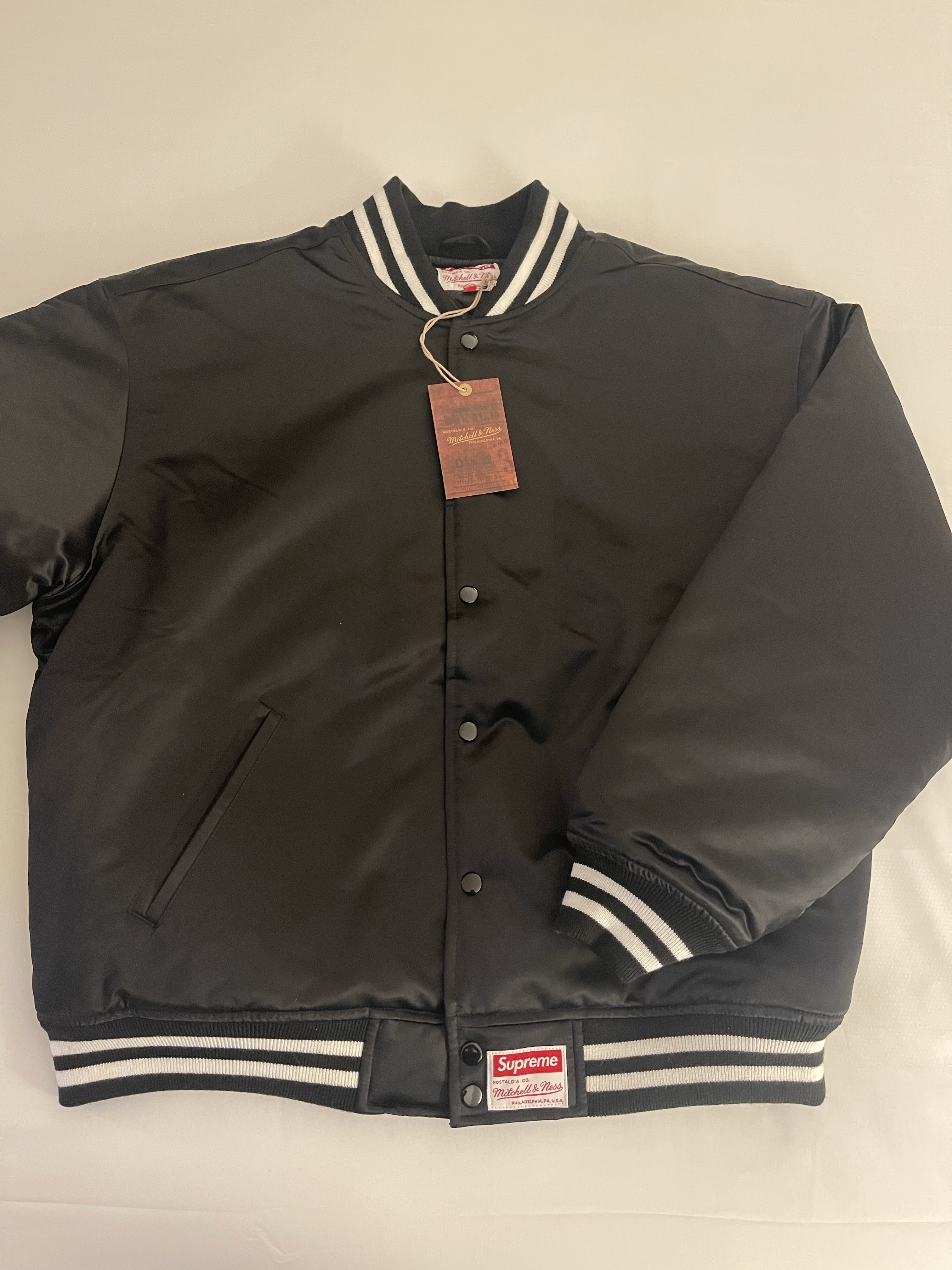 Supreme Mitchell & Ness Satin Varsity Jacket Black - 24FW 착용 스타일 - 1