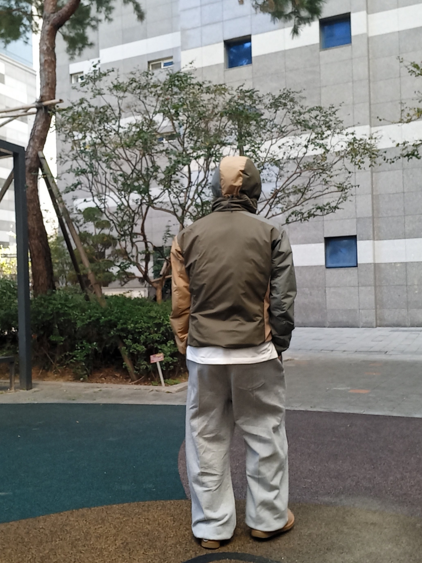 Arc'teryx Atom LT Hoody Tatsu Forage, UGG Tasman Slipper Chestnut 착용 스타일 - 4