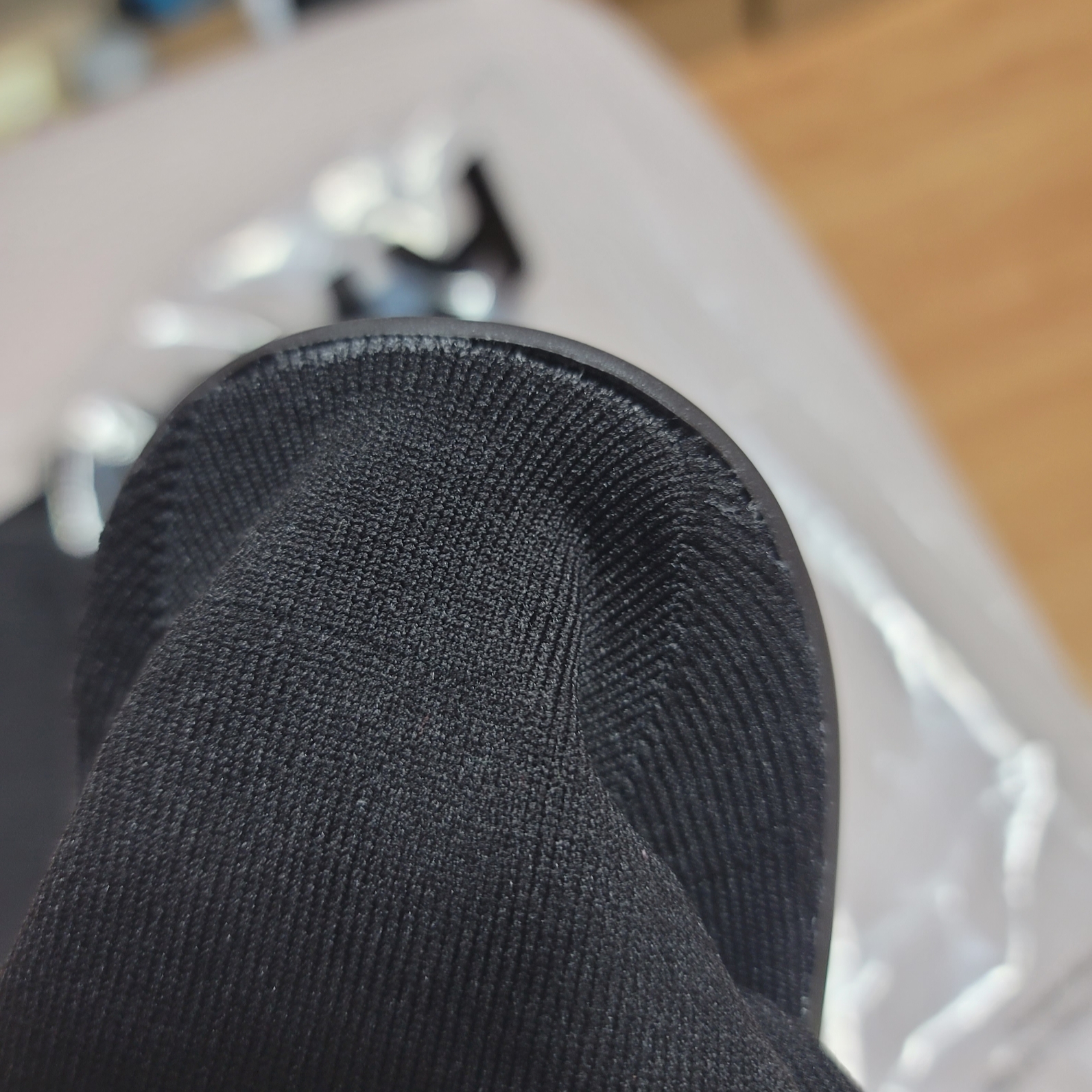 Yeezy YZY Pods Black 착용 스타일 - 3