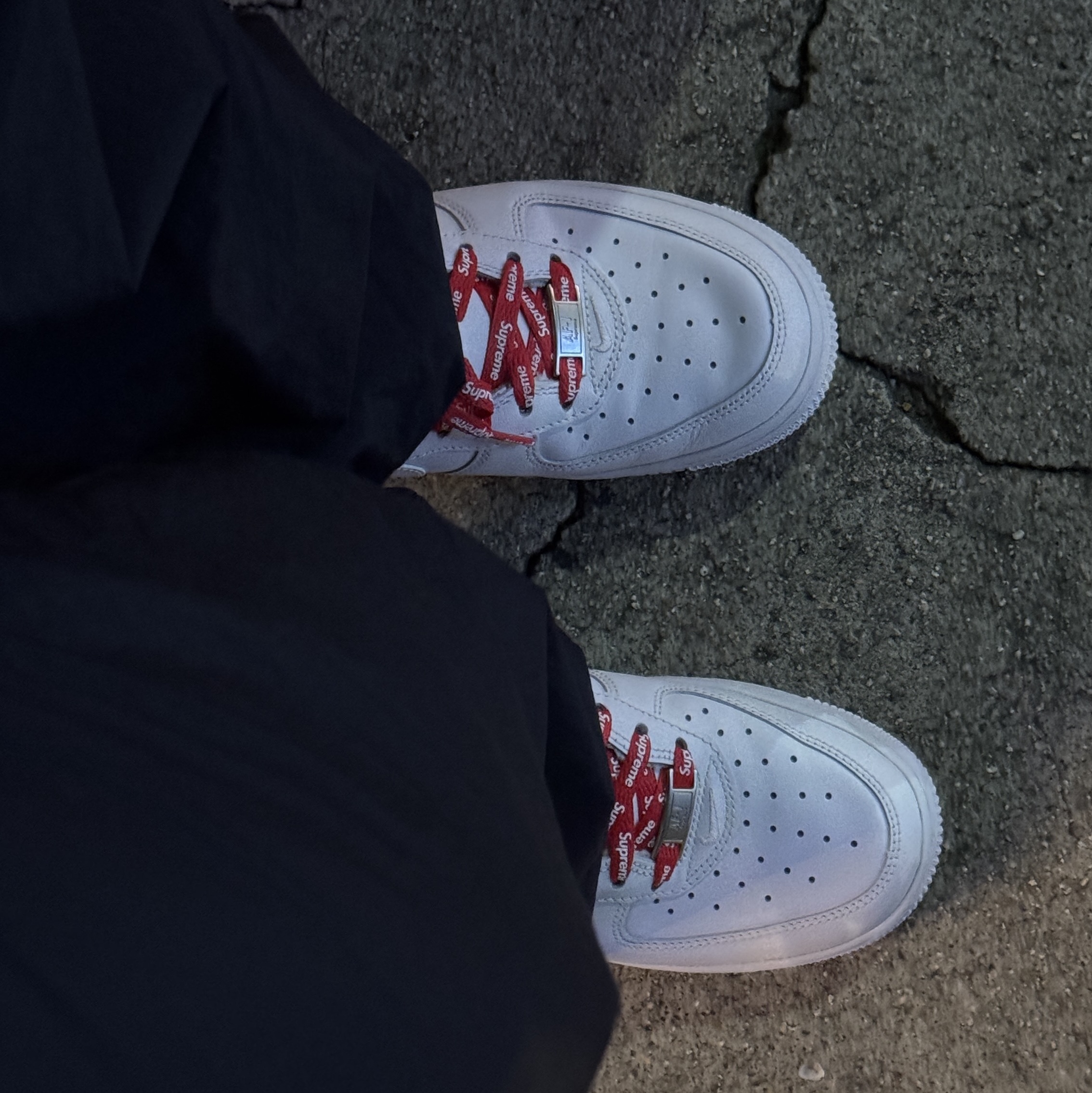 Nike x Supreme Air Force 1 Low White 착용 스타일 - 3