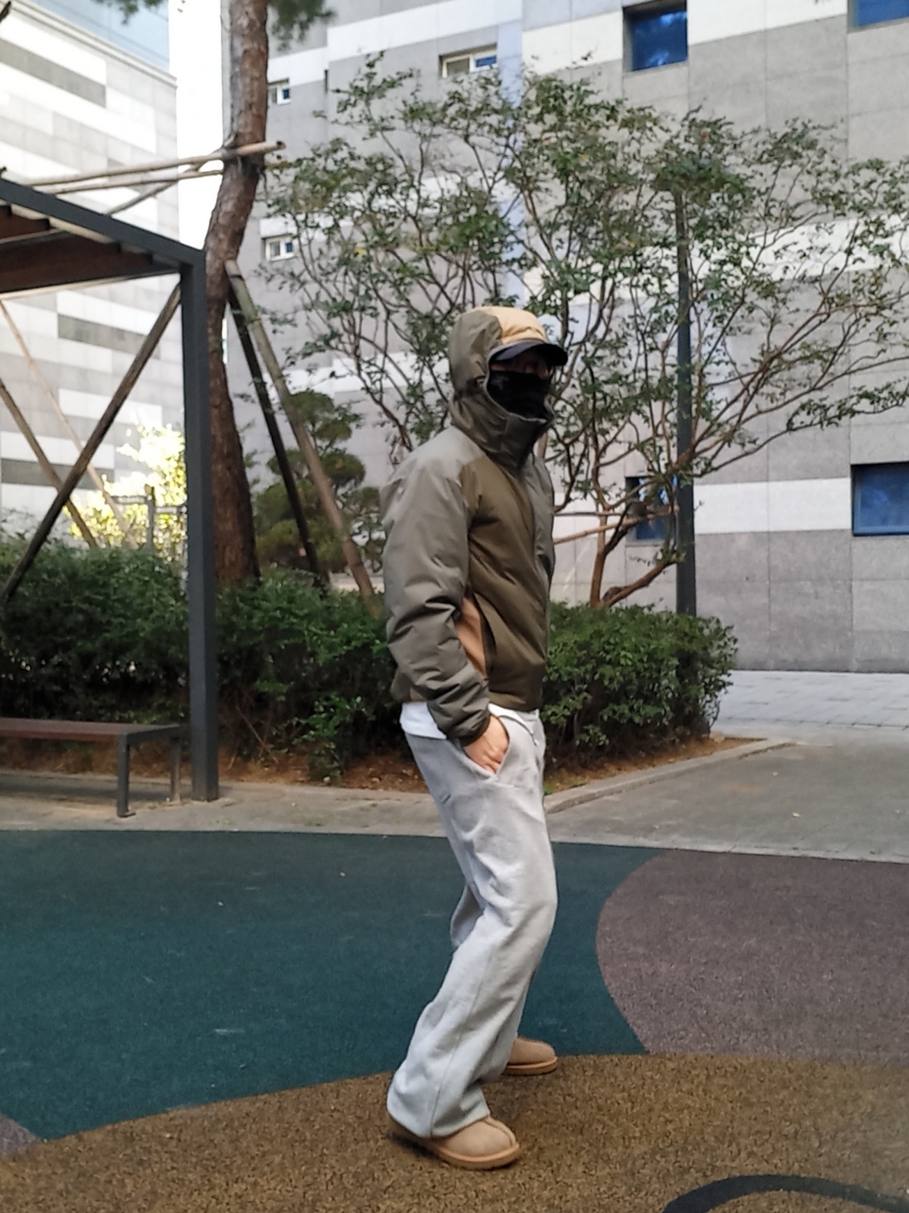 Arc'teryx Atom LT Hoody Tatsu Forage, UGG Tasman Slipper Chestnut 착용 스타일 - 7