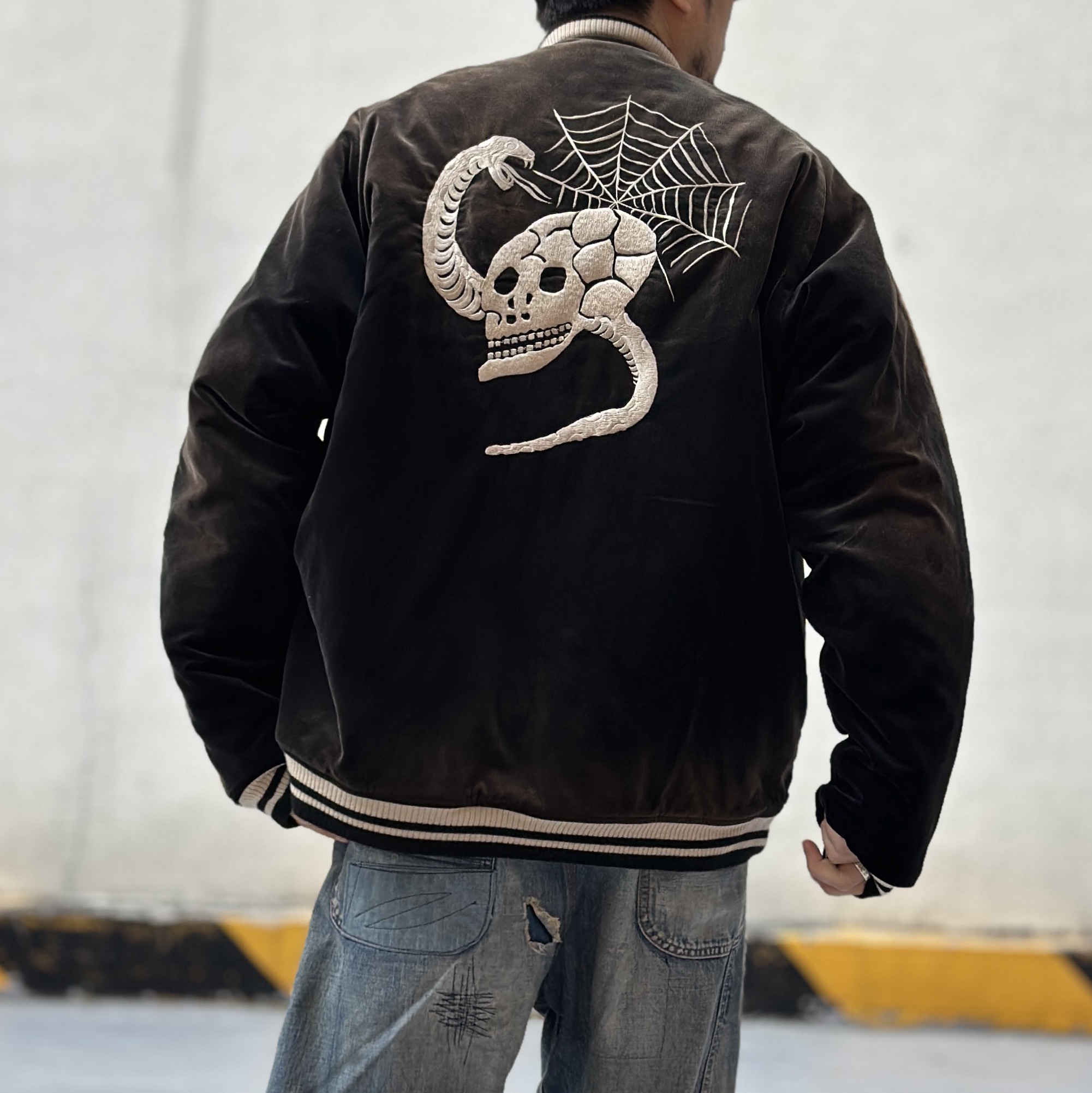 Maison Mihara Yasuhiro Souvenir Jacket Black, Saint Mxxxxxx x Kosuke Kawamura Mother Crew Neck Sweatshirt Grey - 23SS 착용 스타일 - 3