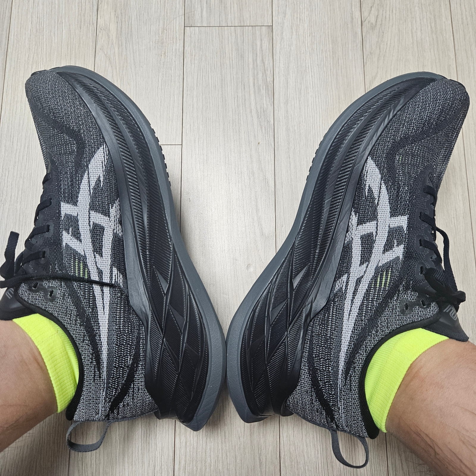Asics Superblast 2 Black White 착용 스타일 - 2