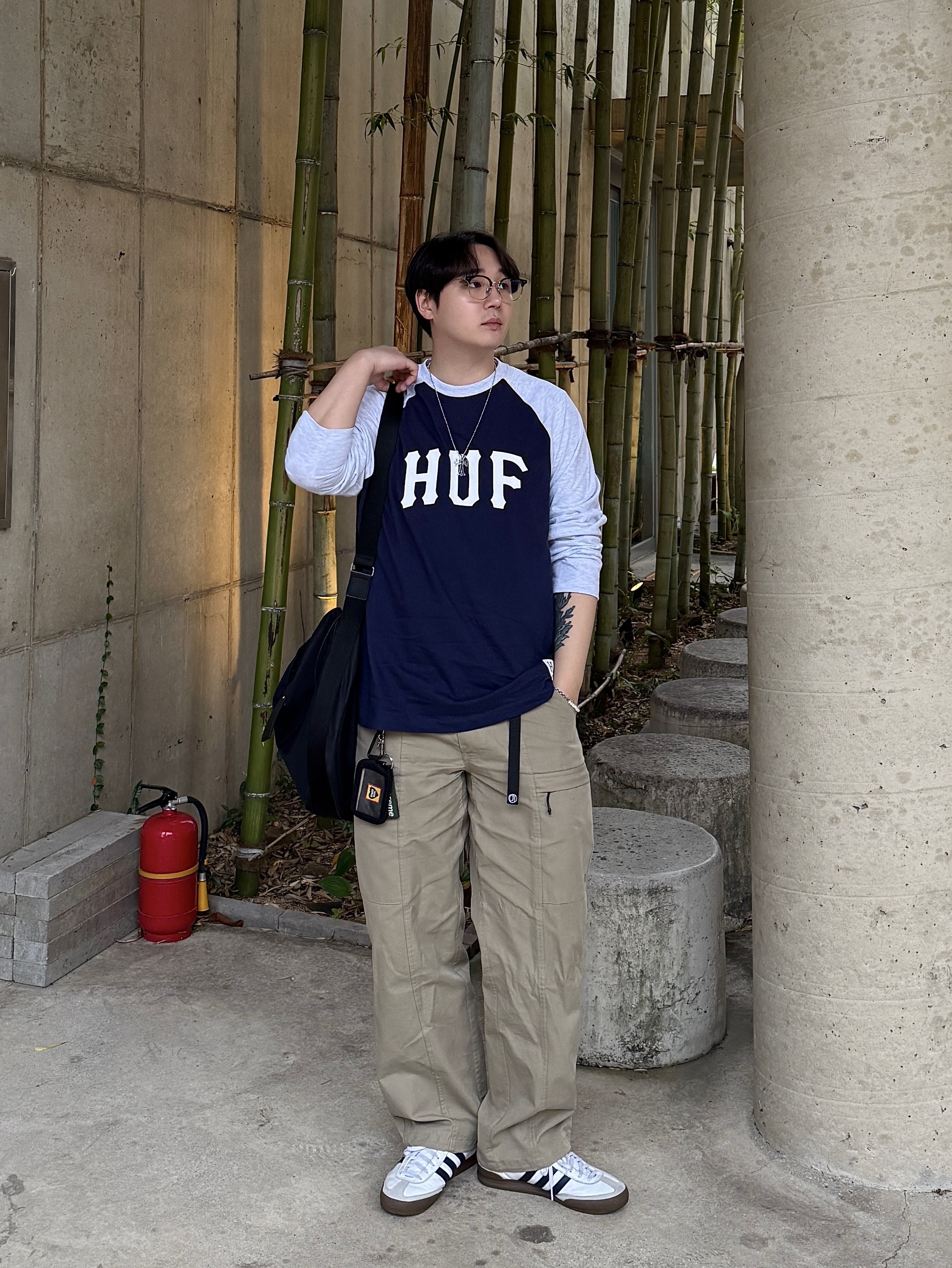 Adidas Jeans Cloud White Collegiate Navy Gum, Human Made Military Card Case Black 착용 스타일 - 1