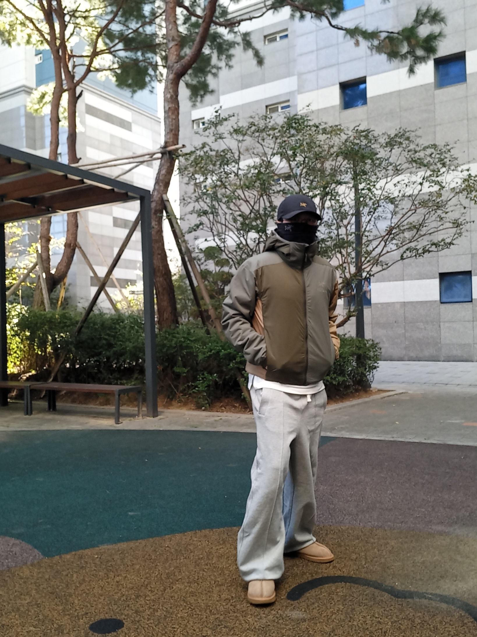 Arc'teryx Atom LT Hoody Tatsu Forage, UGG Tasman Slipper Chestnut 착용 스타일 - 6