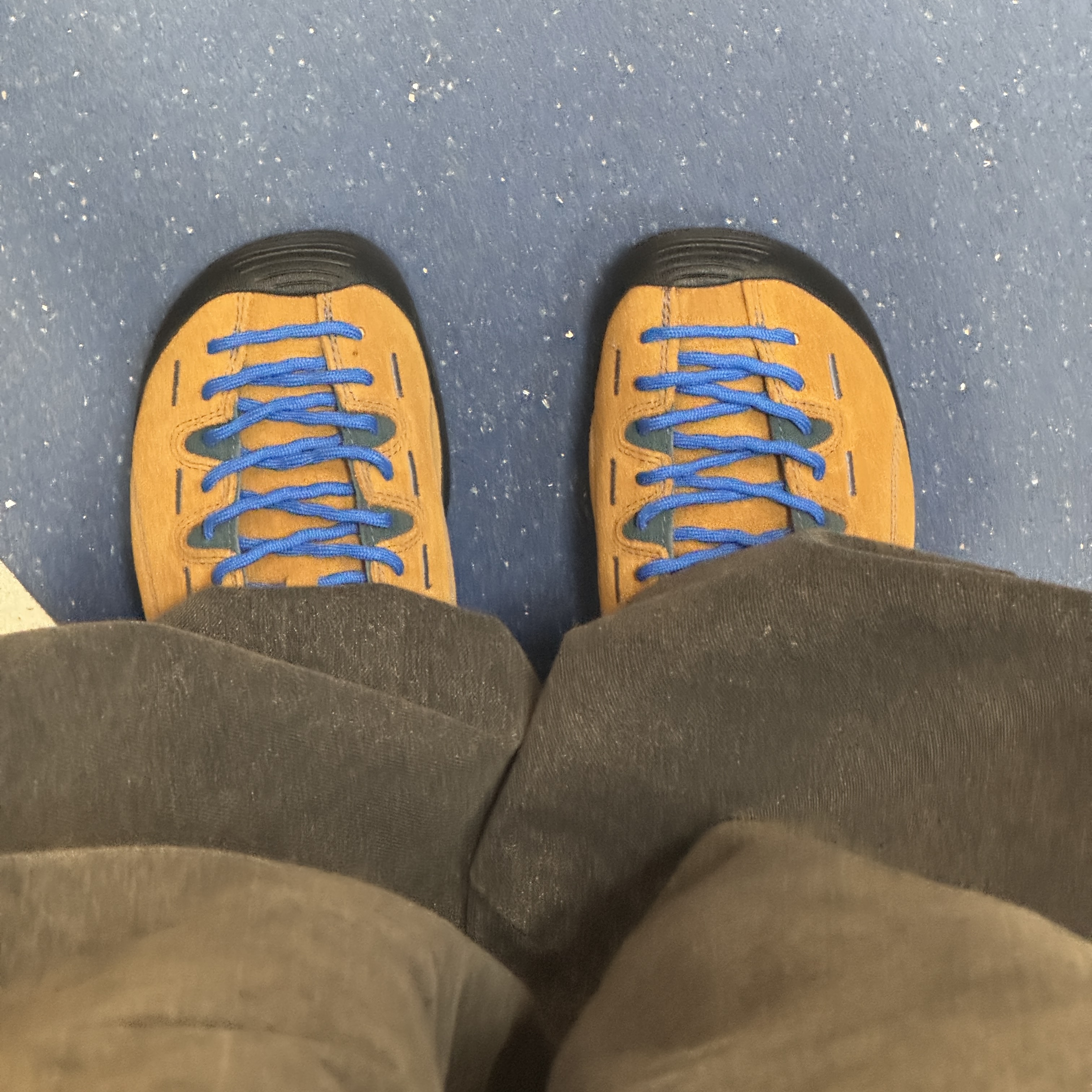 Keen Jasper Suede Sneakers Camel 착용 스타일