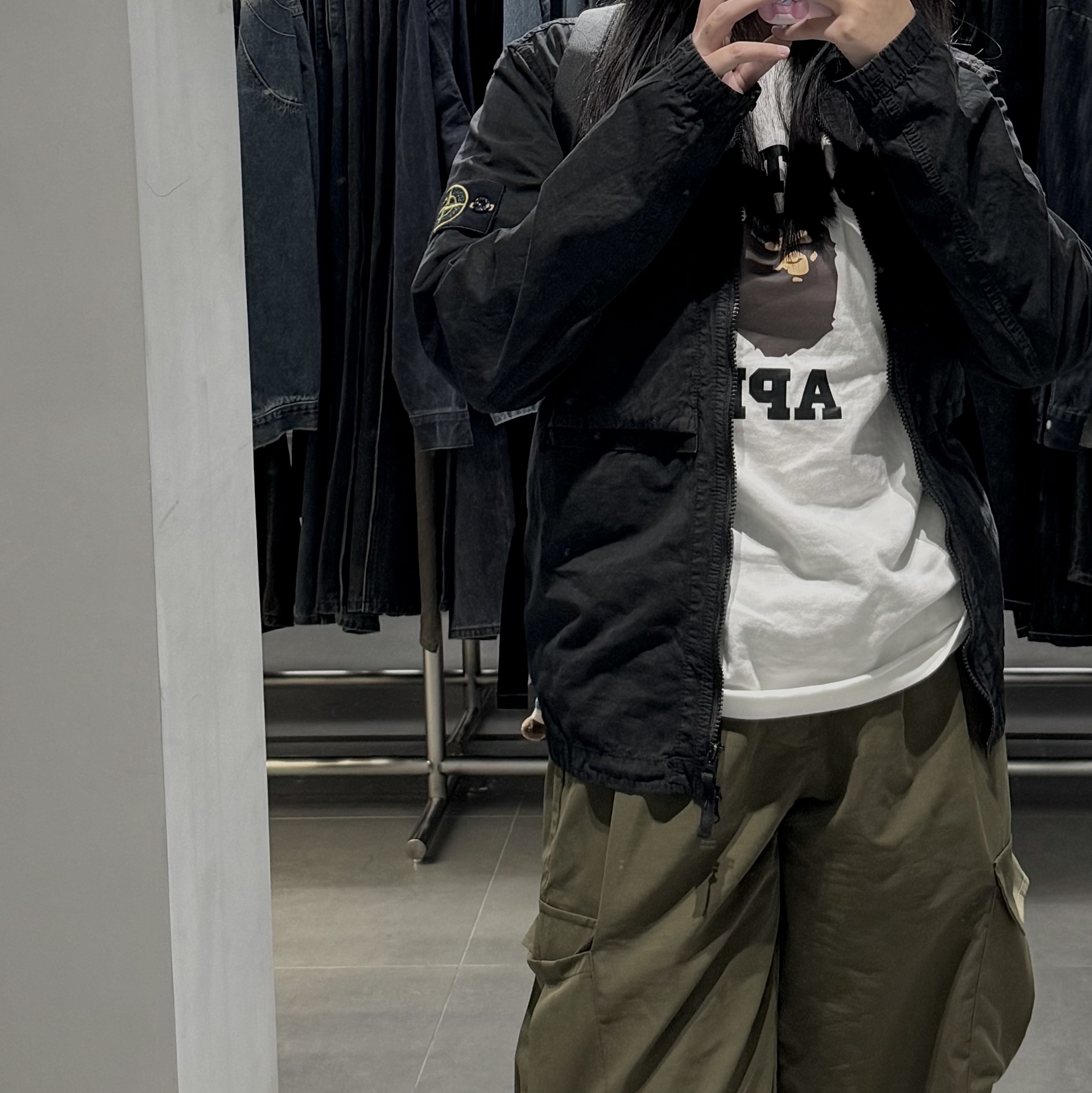 Stone Island 102WN Brushed Organic Cotton Overshirt Black - 23FW, BAPE College T-Shirt White 착용 스타일