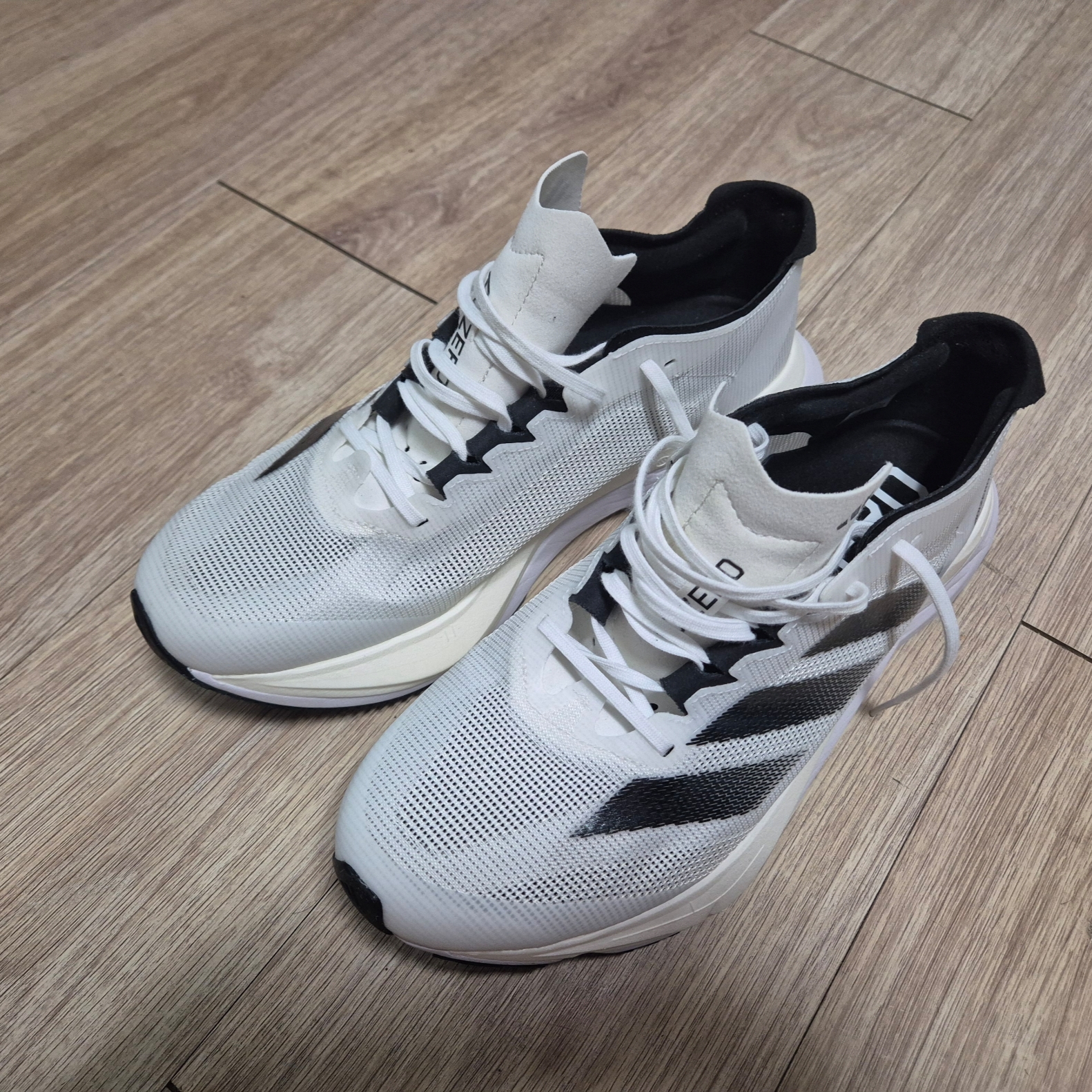 Adidas Adizero Boston 12 Cloud White Core Black Night Metallic 착용 스타일