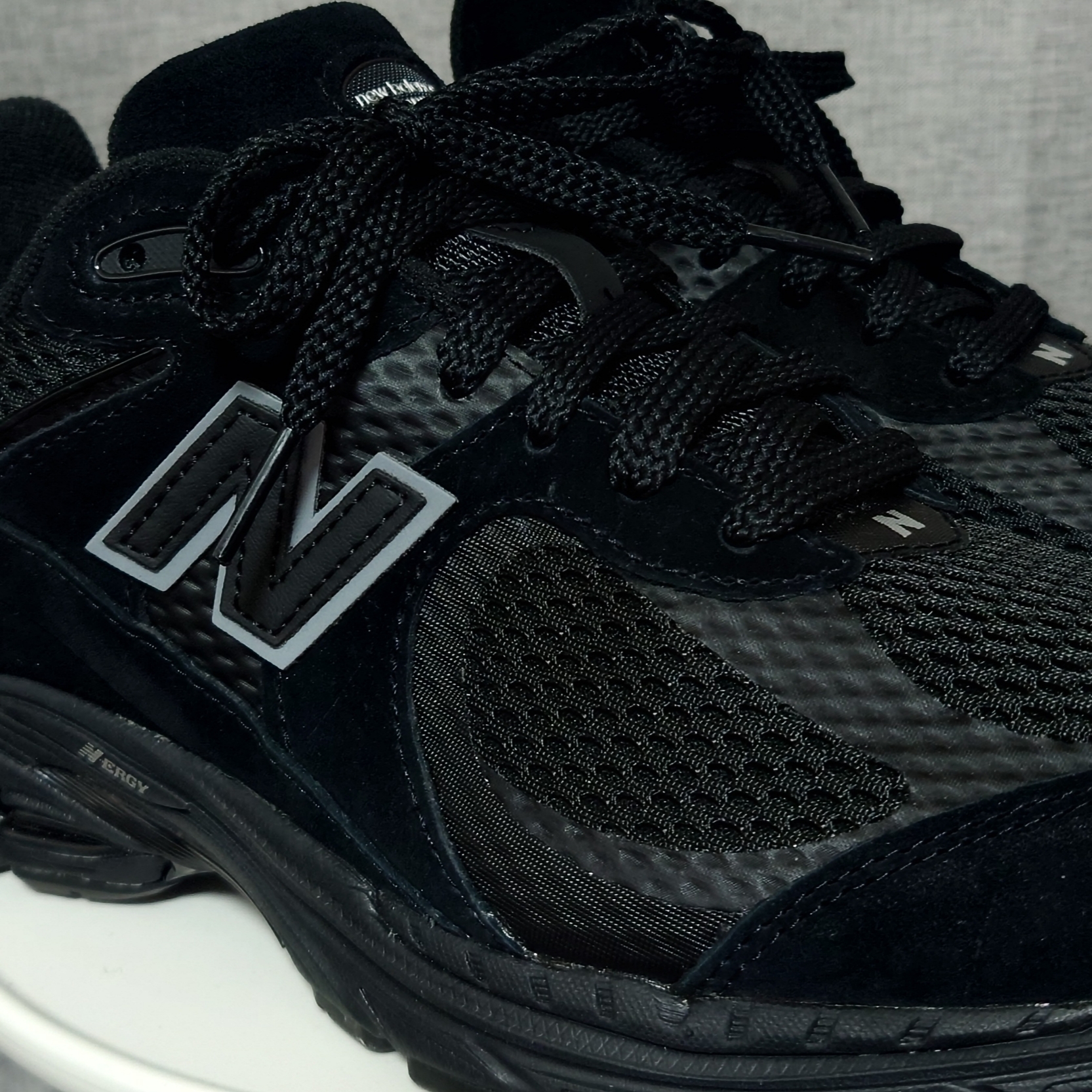 New Balance 2002 Black 착용 스타일 - 1