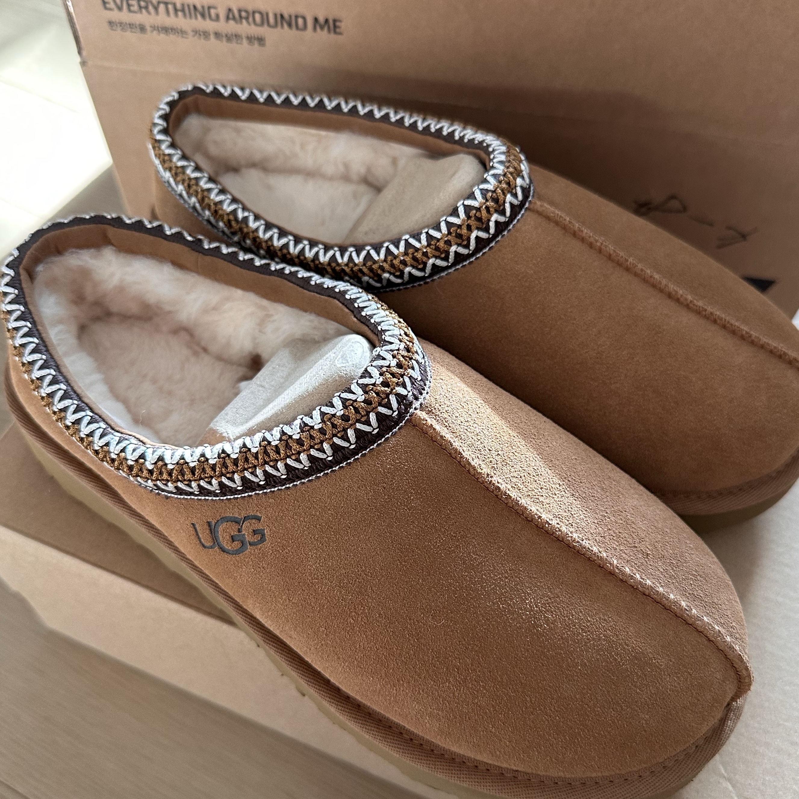 (W) UGG Tasman Slipper Chestnut 착용 스타일