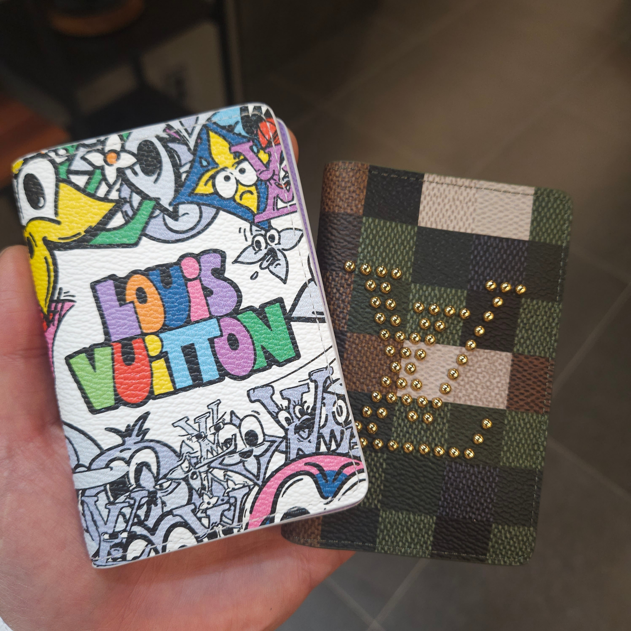 Louis Vuitton Pocket Organizer Monogram Comics Coated Canvas 착용 스타일