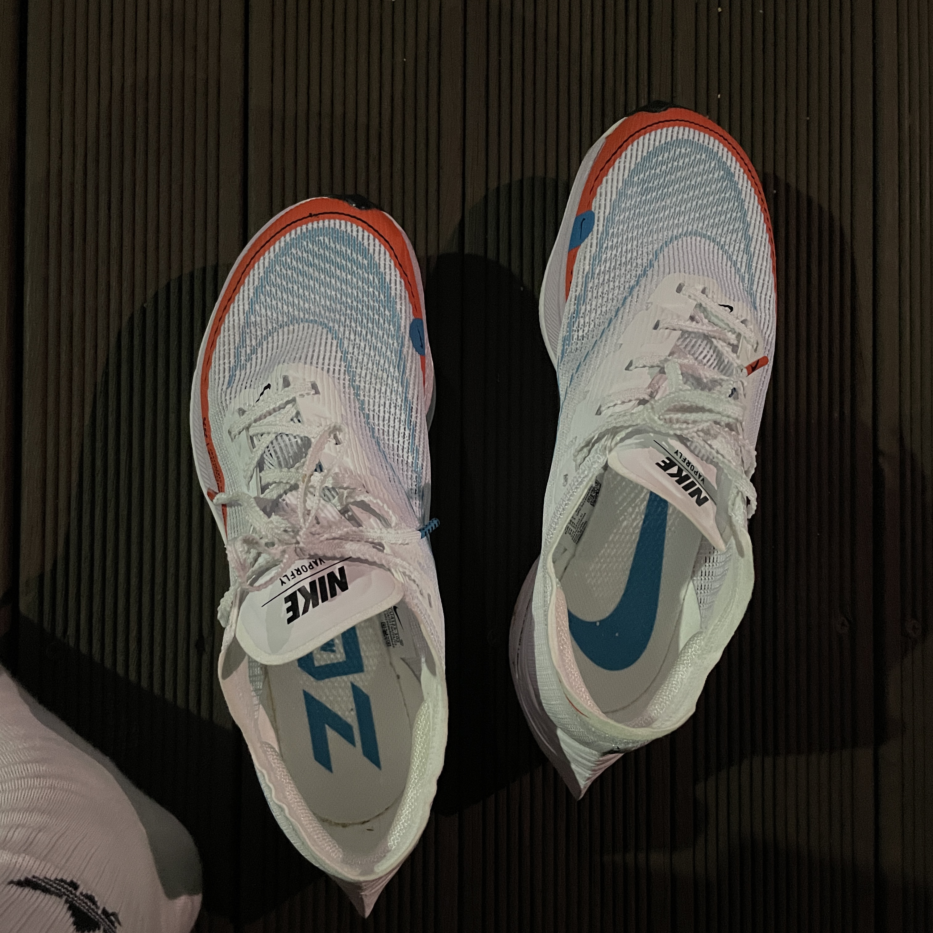 (W) Nike ZoomX Vaporfly Next% 2 White Laser Blue Rush Orange 착용 스타일