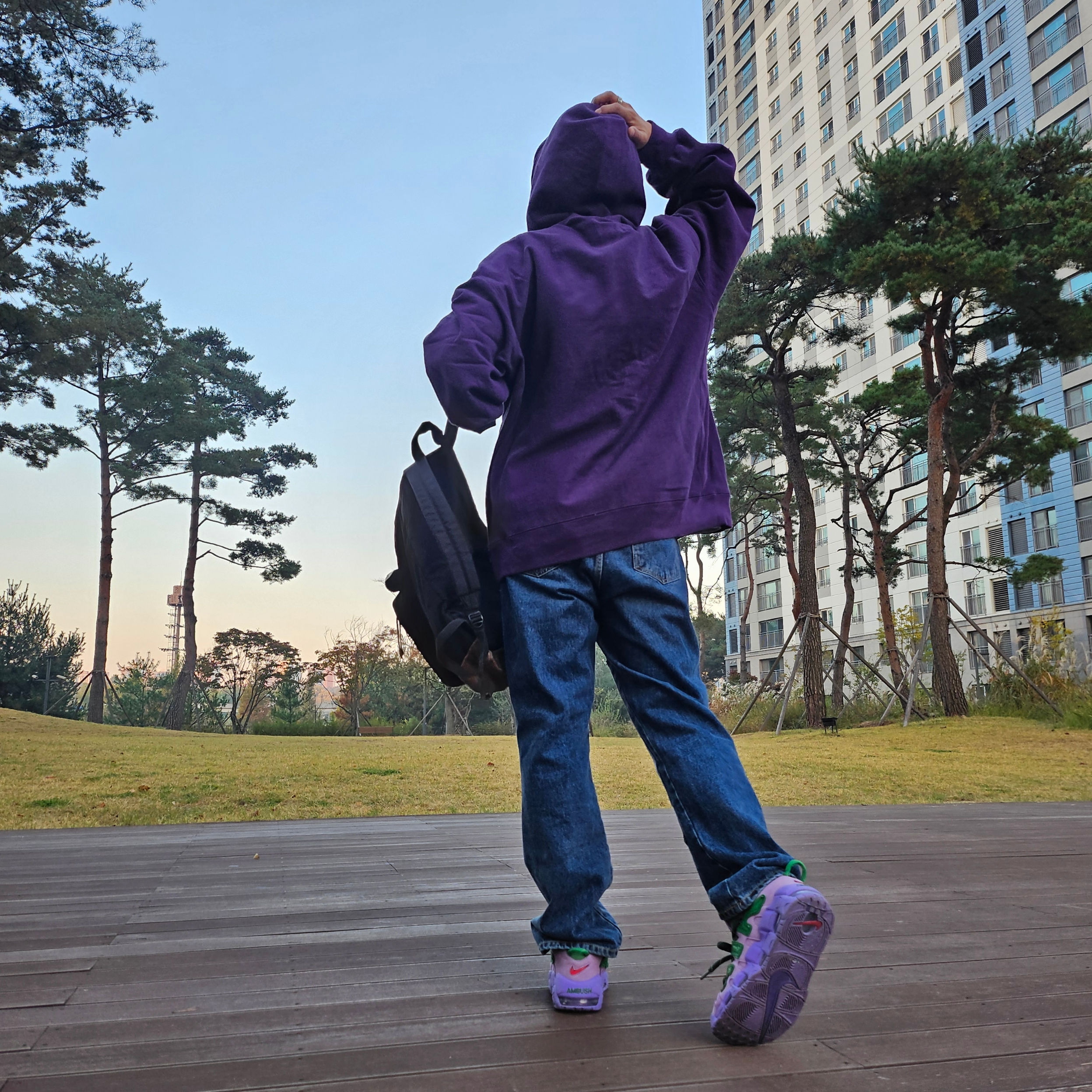 Supreme Box Logo Hooded Sweatshirt Dark Purple - 23FW, Supreme Washed Chino Twill Camp Cap Purple - 24SS 착용 스타일 - 2