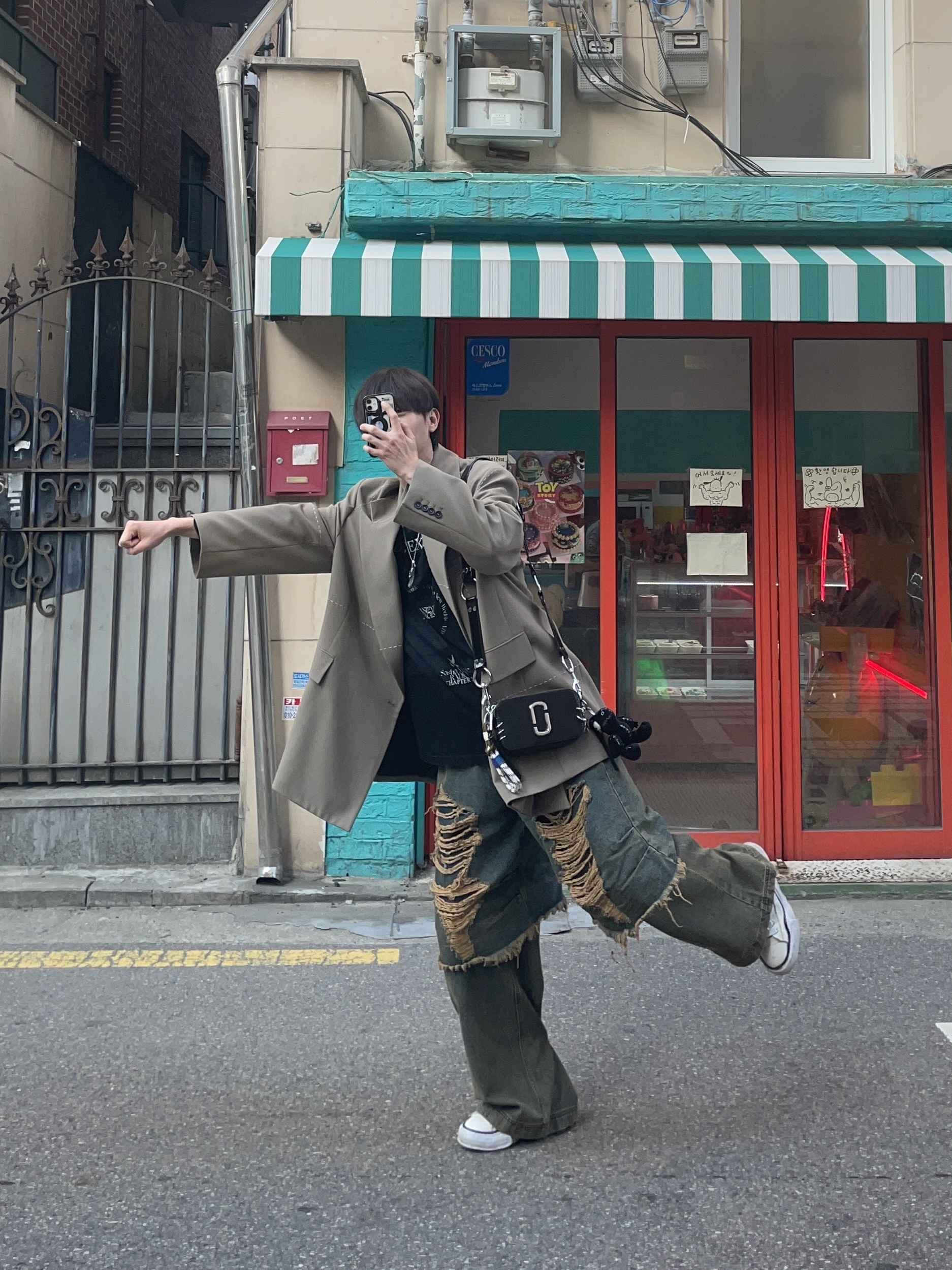 BLR Destroyed Vintage Double Denim Pants Navy 착용 스타일