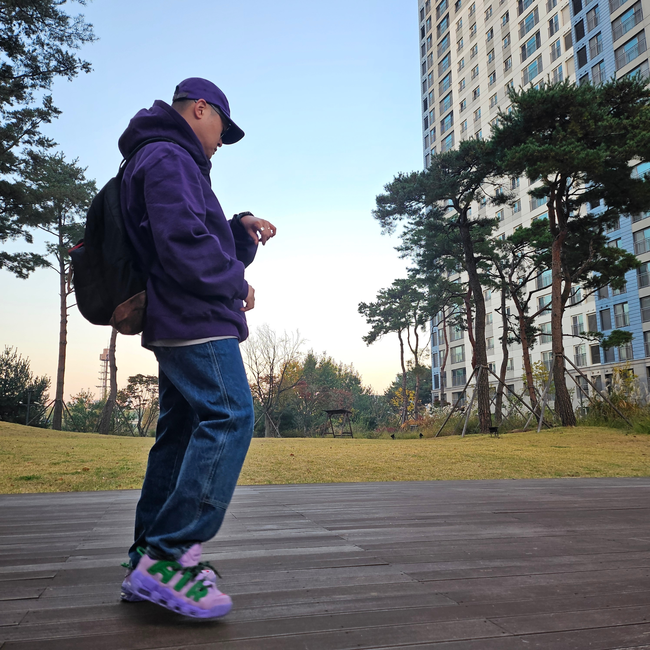 Supreme Box Logo Hooded Sweatshirt Dark Purple - 23FW, Supreme Washed Chino Twill Camp Cap Purple - 24SS 착용 스타일 - 5