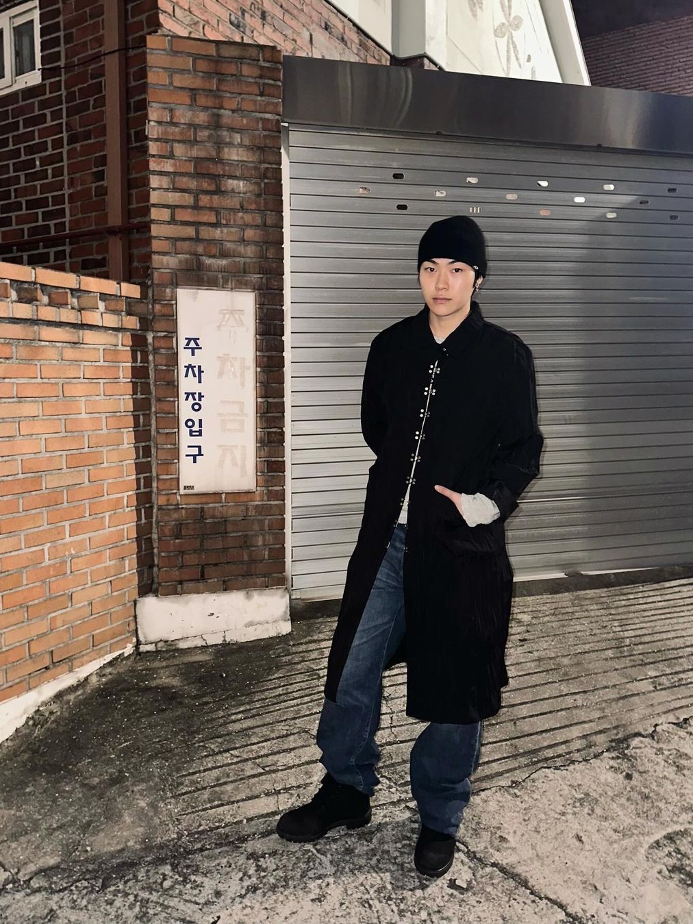 Vacant Archive Unisex Hadid Wrinkle Hook Coat Black, Vacant Archive Unisex Hadid Wrinkle Hook Coat Light Khaki 착용 스타일
