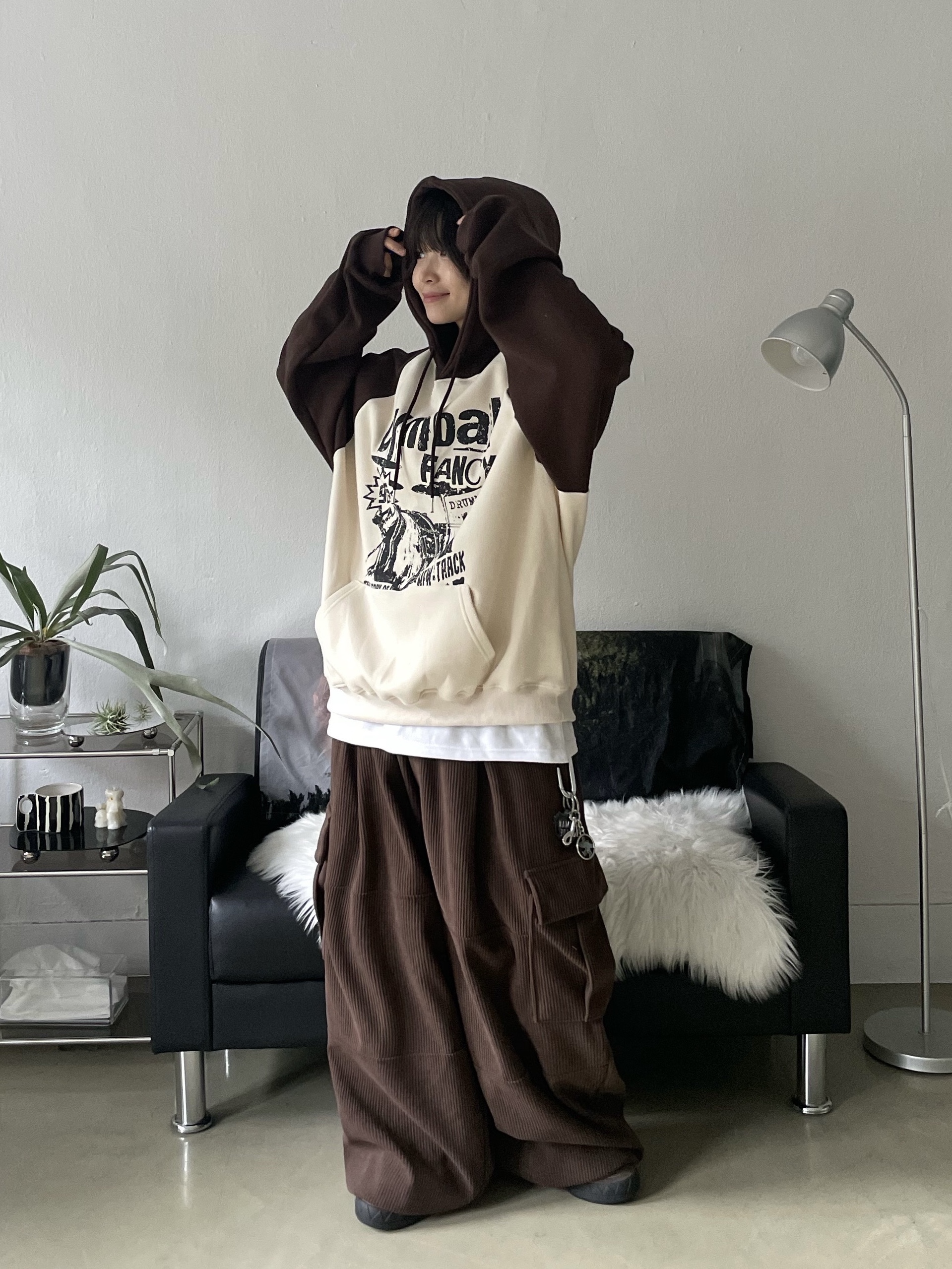 (W) Adidas Adimatic Earth Strata Dark Brown, Human Made Heart Keyring Black 착용 스타일 - 2
