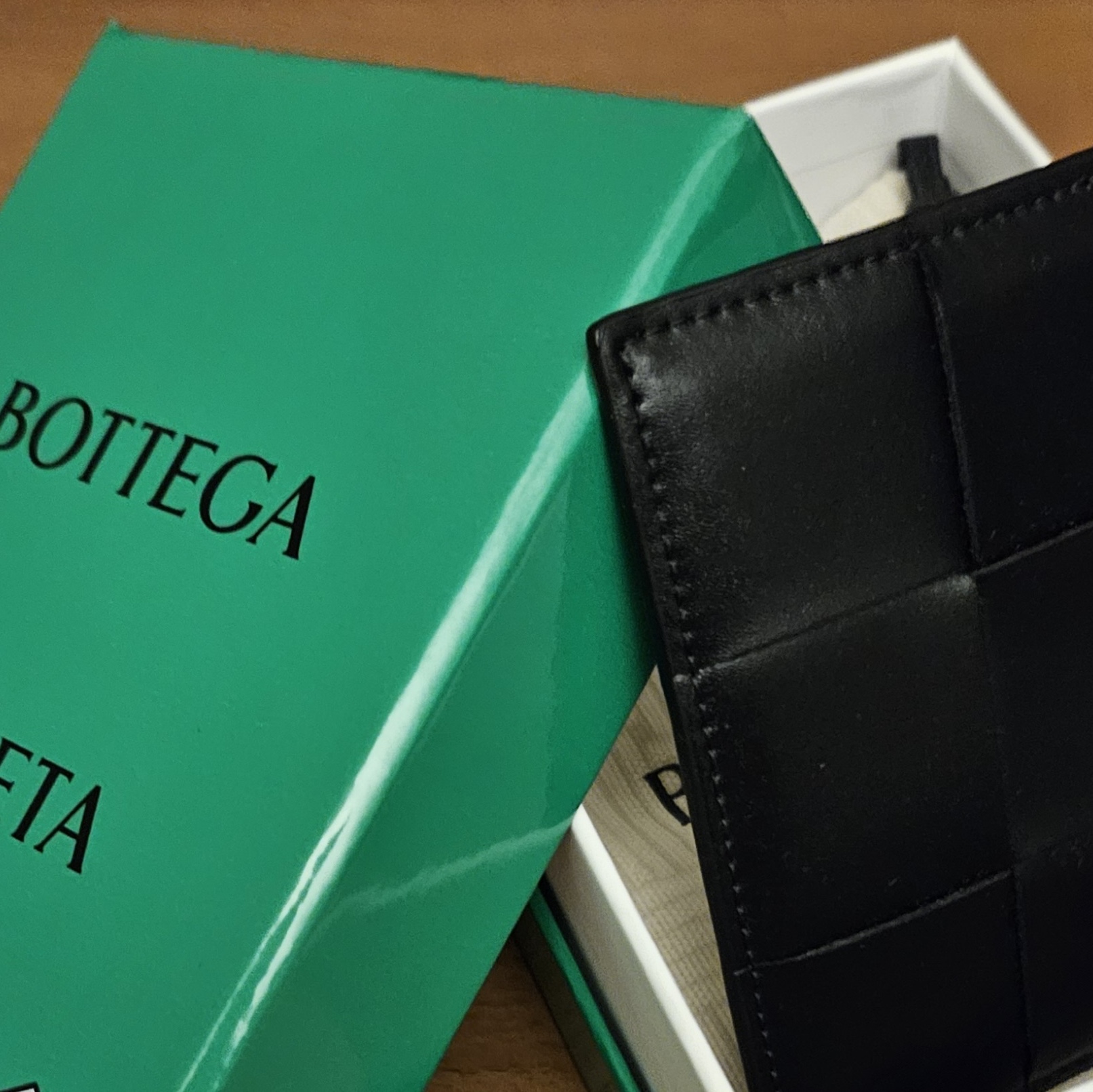 Bottega Veneta Credit Card Case Calfskin Black 착용 스타일