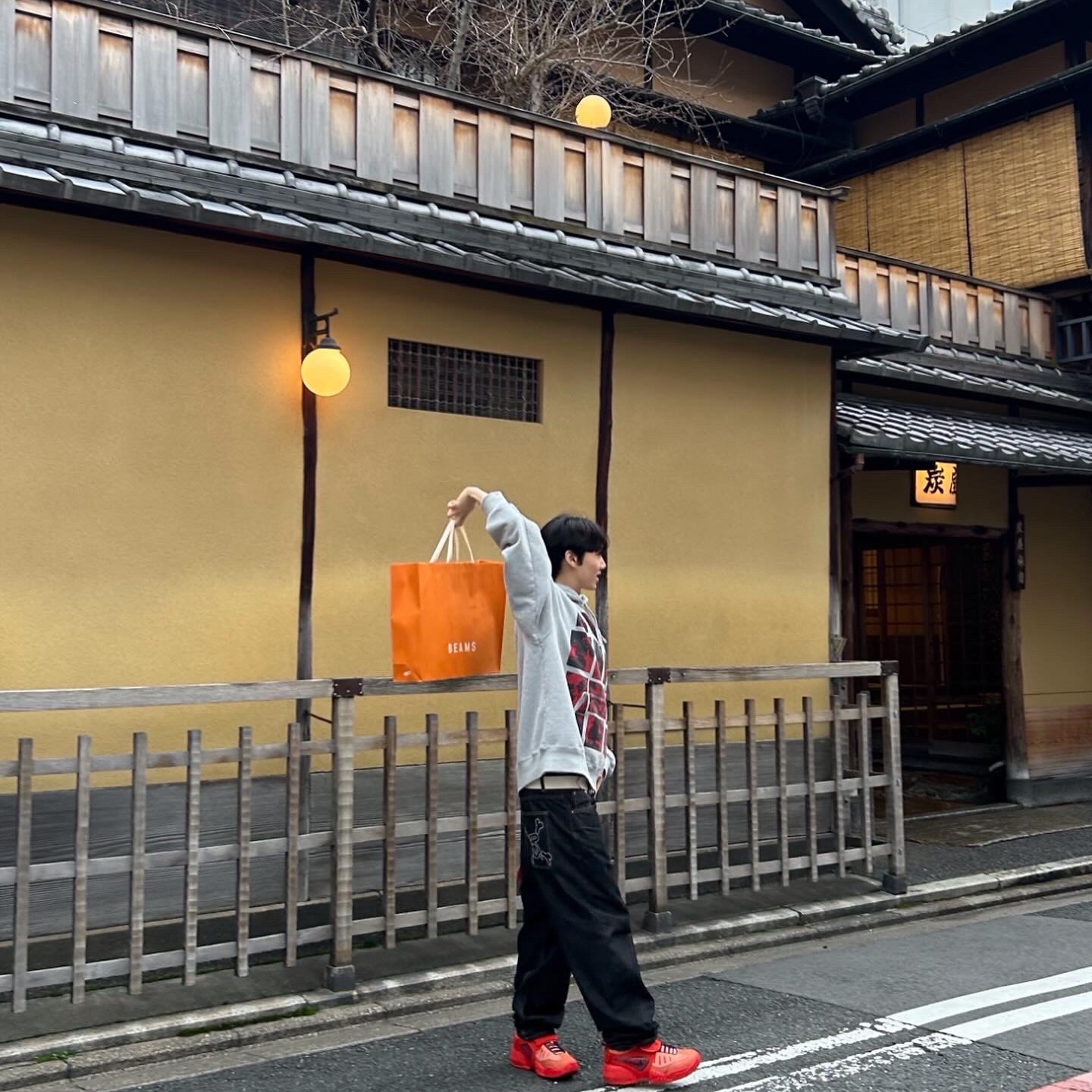 Supreme Collage Grid Hooded Sweatshirt Olive Brown - 21FW, Nike x Ambush Air Adjust Force SP Light Madder Root and Burgundy Crush 착용 스타일 - 2