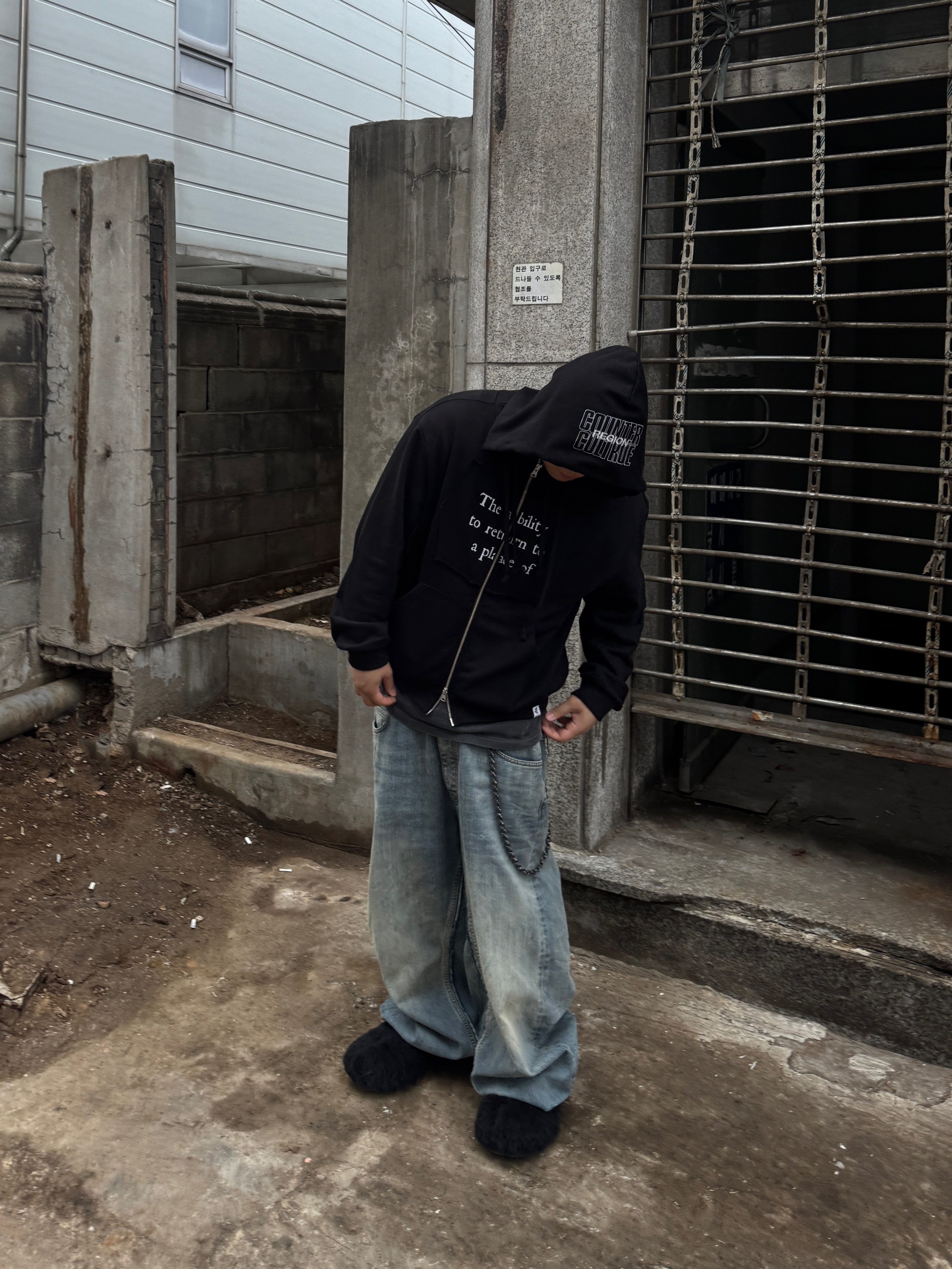 Resurrection13 Patch Work 2Way Zip Up Hoodie Black 착용 스타일