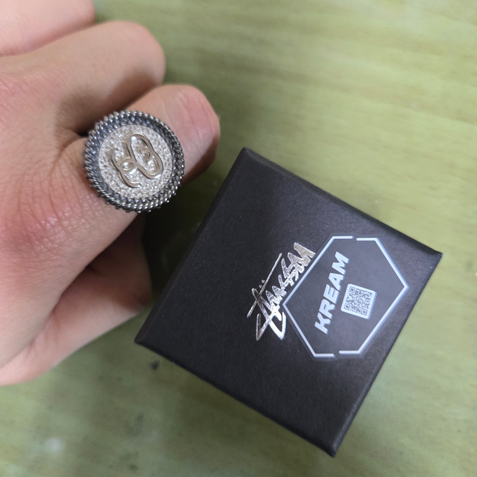 Stussy Sovereign Ring Sterling Silver 착용 스타일 - 2