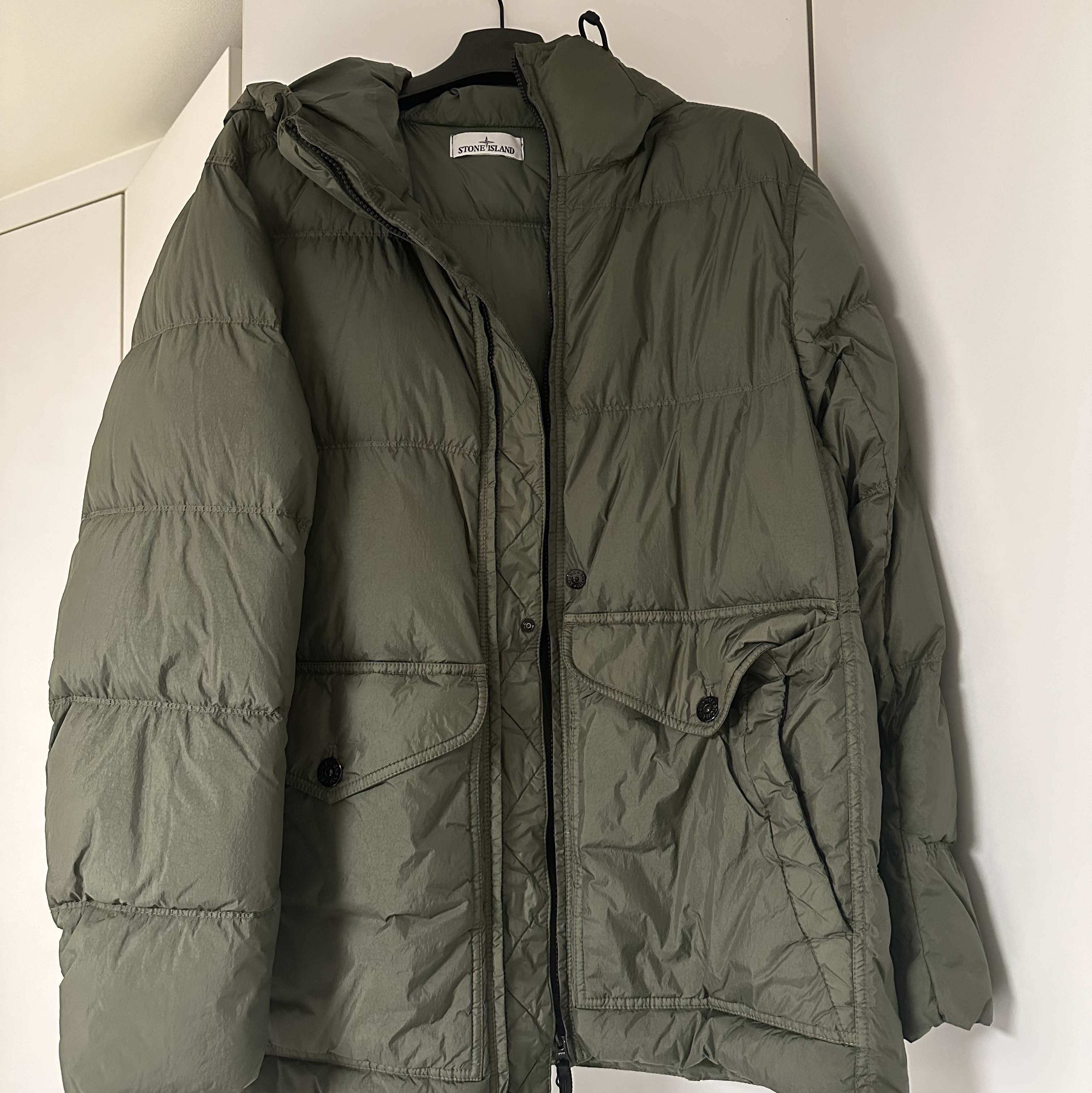 Stone Island 40723 Crinkle Reps Hooded Down Jacket Musk Green - 24FW 착용 스타일