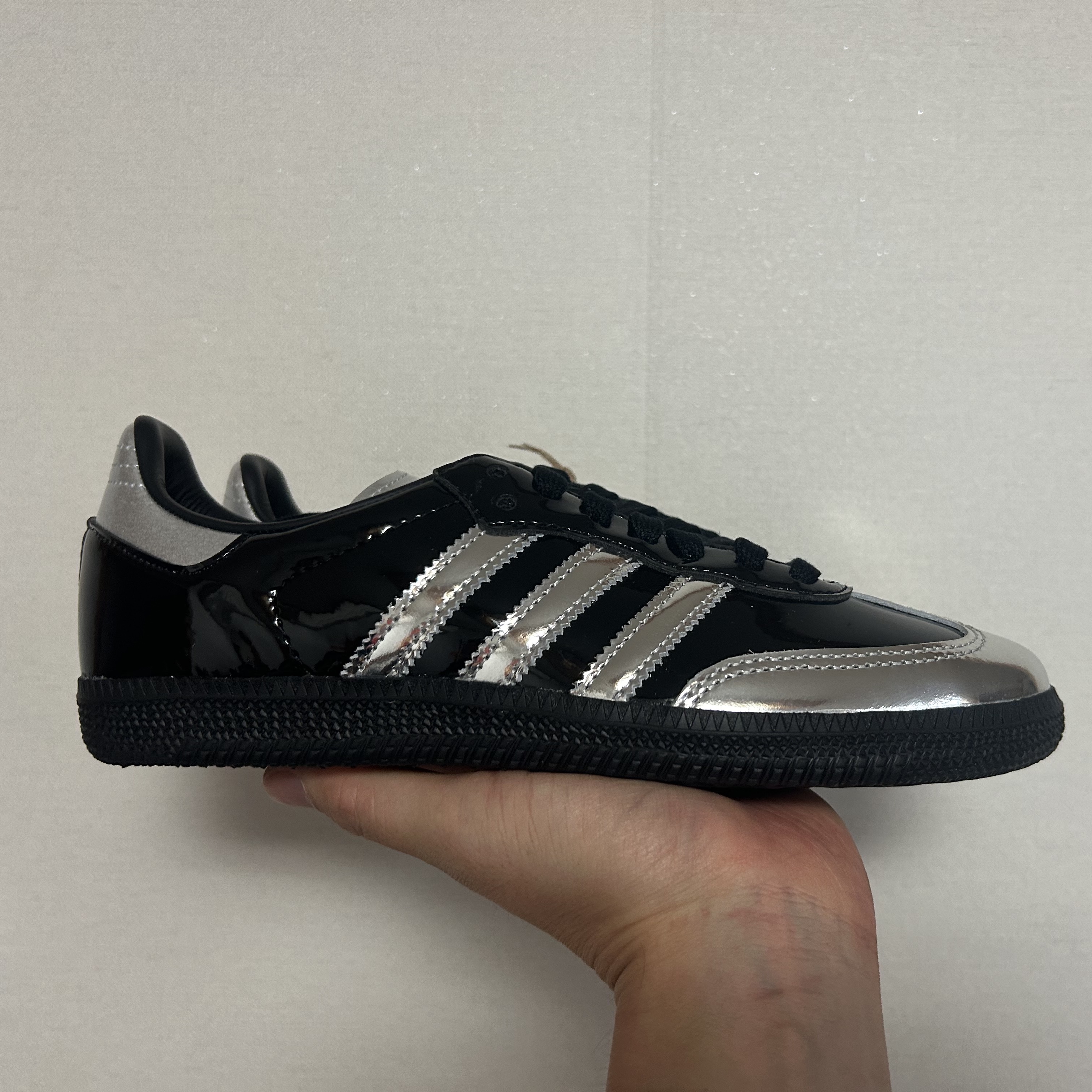 Adidas x Atmos Samba Tuxedo Core Black Silver Metalic 착용 스타일 - 1