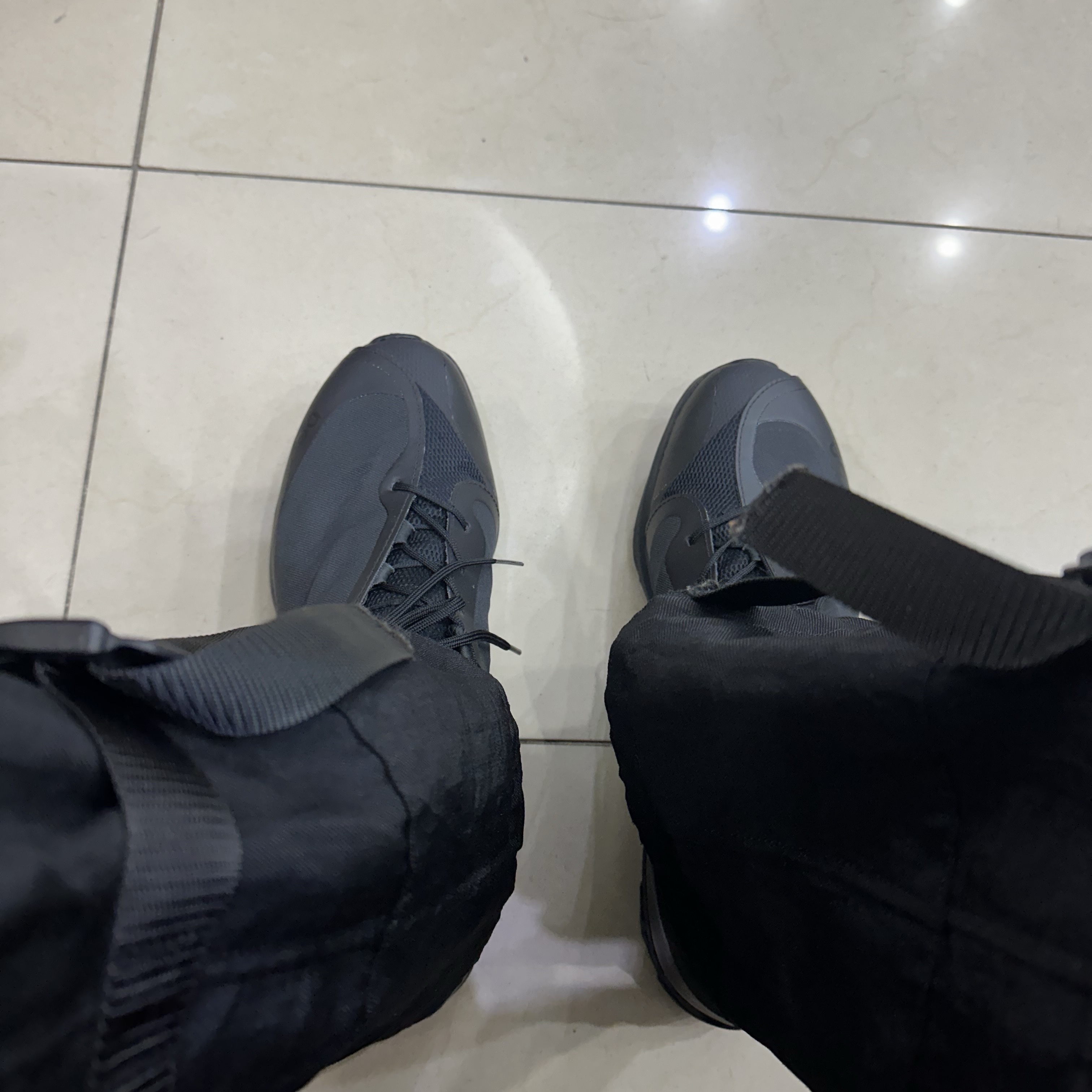 On Running x Post Archive Faction (Paf) Cloudventure Peak All Black 착용 스타일
