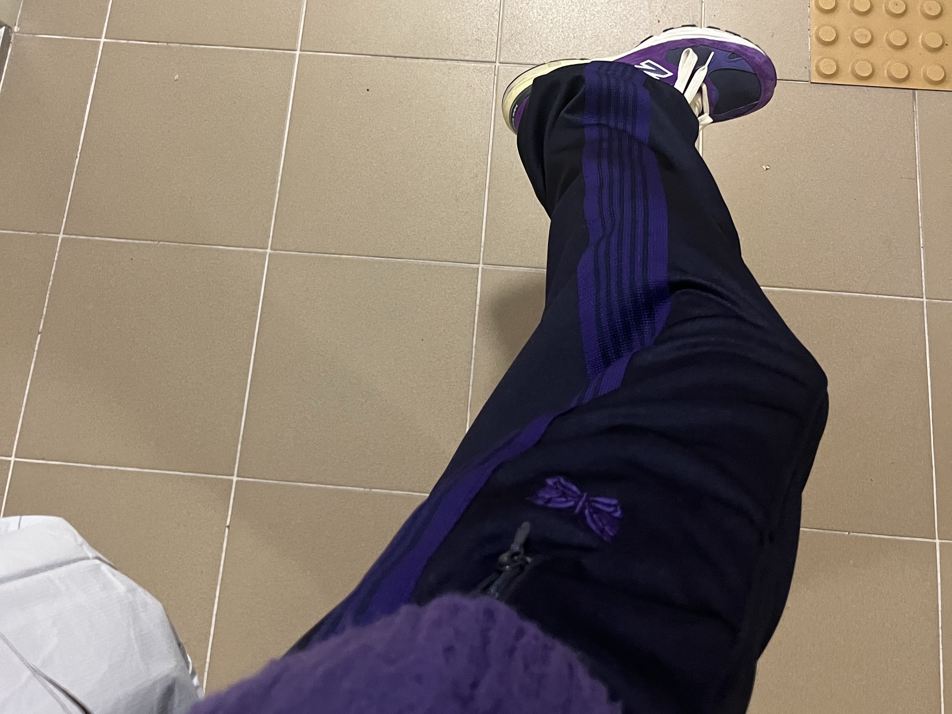 Needles Track Pants Poly Smooth Navy 착용 스타일