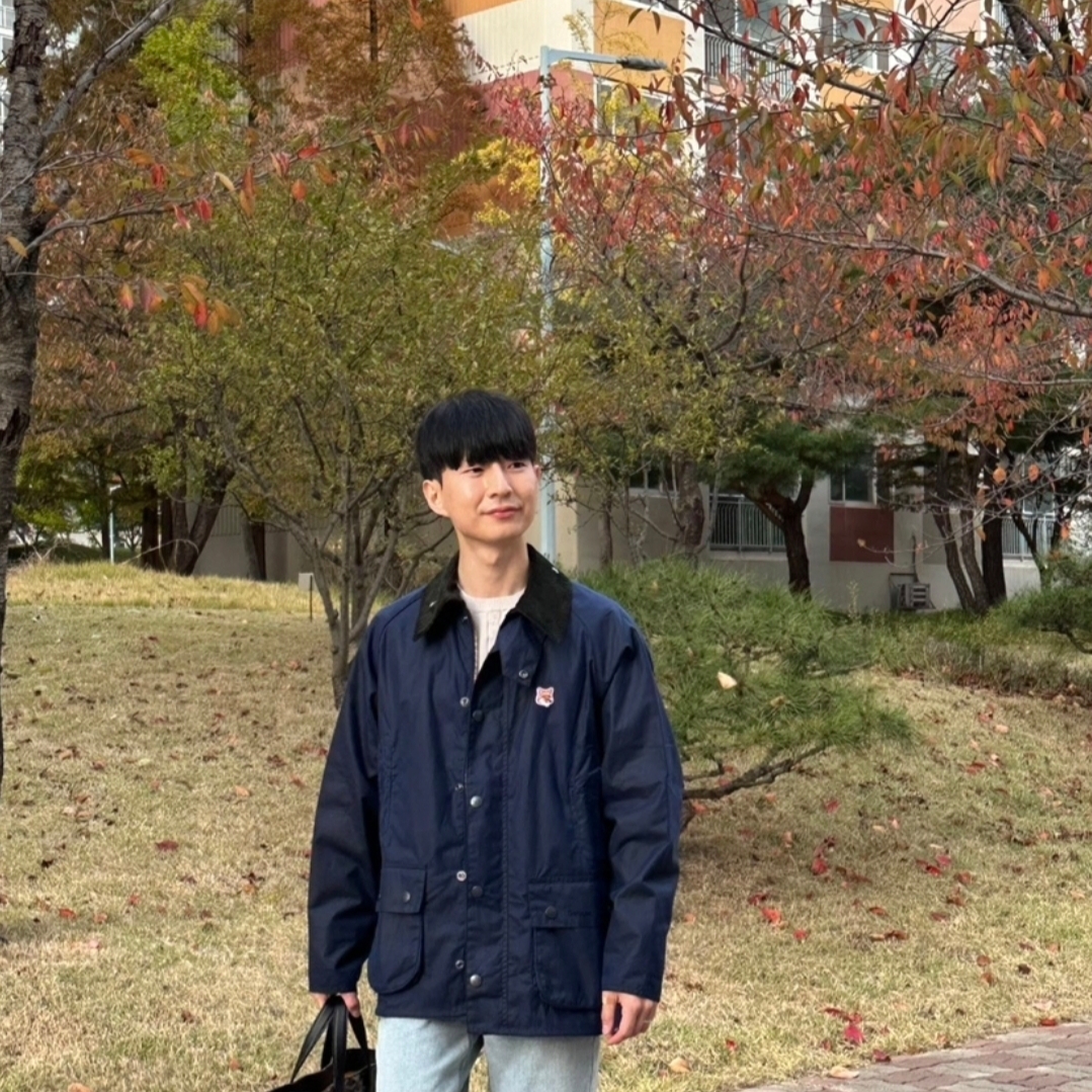 Barbour x Maison Kitsune Beaufort Waxed Jacket Indigo 착용 스타일