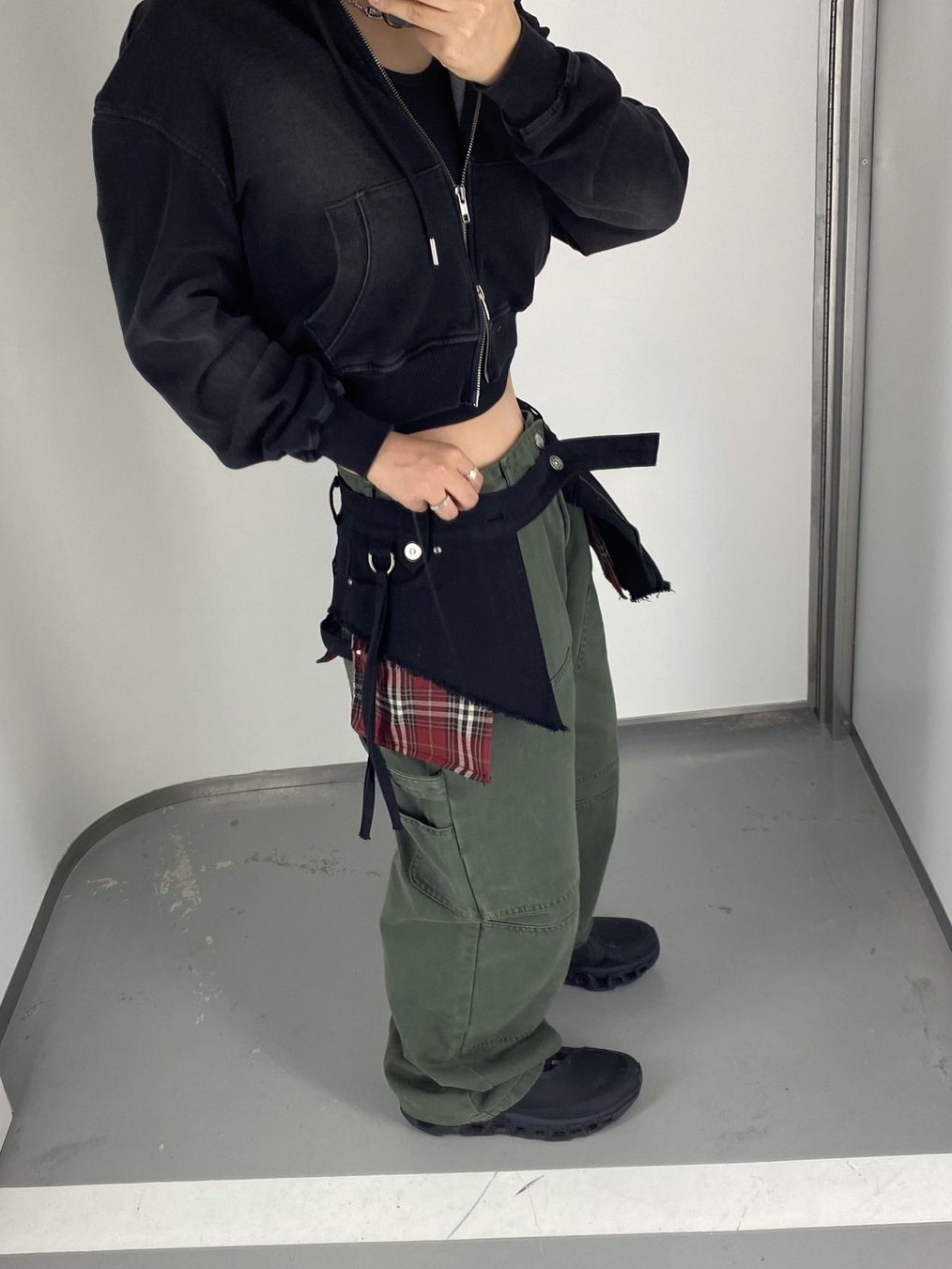 Vacant Archive Roel Layered Carpenter Skirt Belt Black 착용 스타일