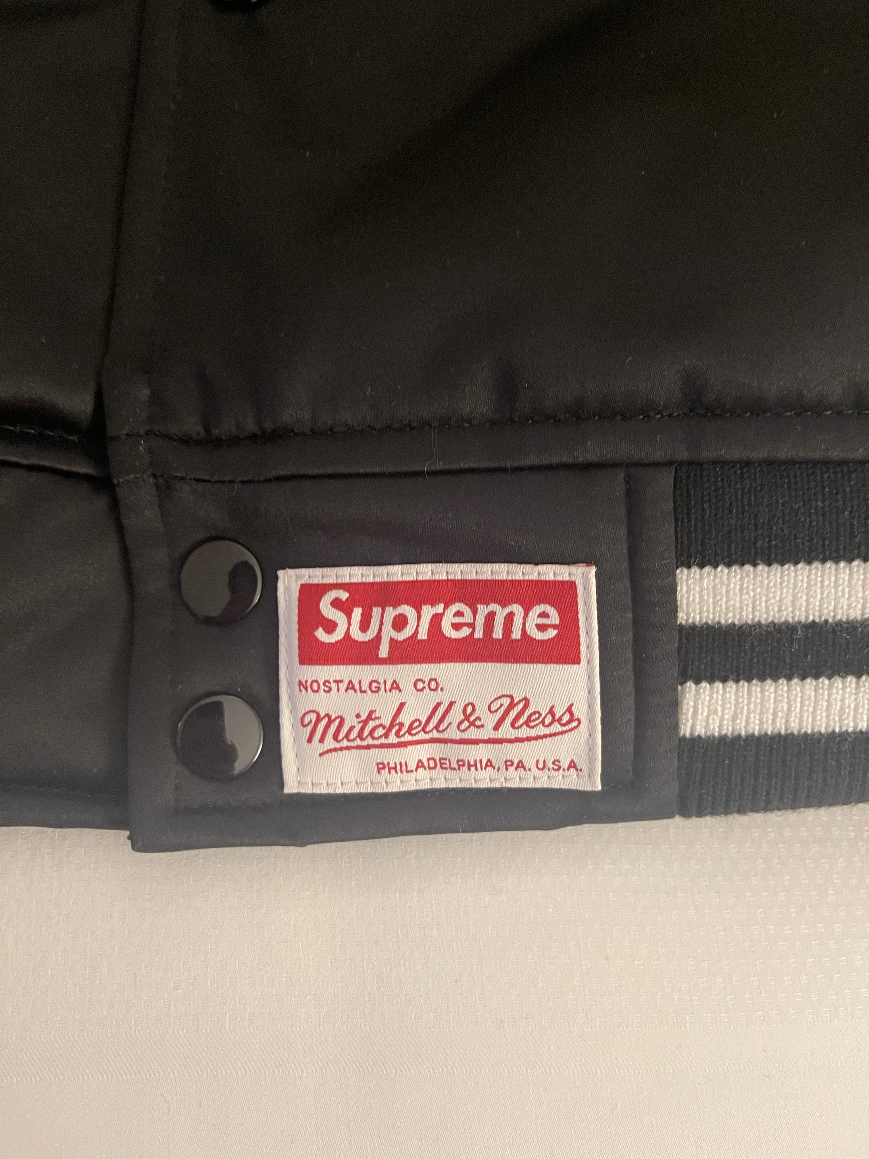 Supreme Mitchell & Ness Satin Varsity Jacket Black - 24FW 착용 스타일 - 4