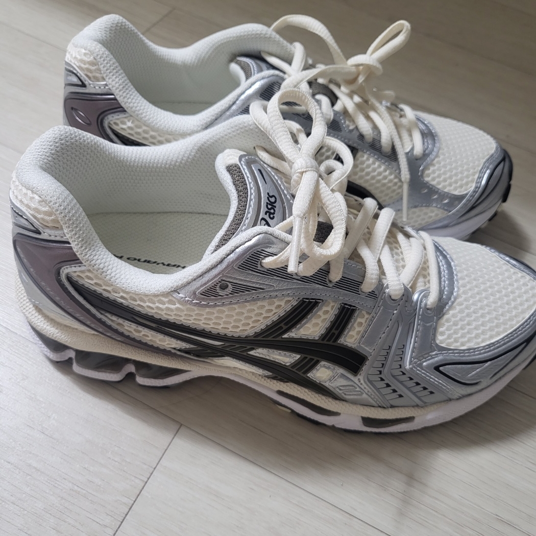 Asics Gel-Kayano 14 Cream Black 착용 스타일
