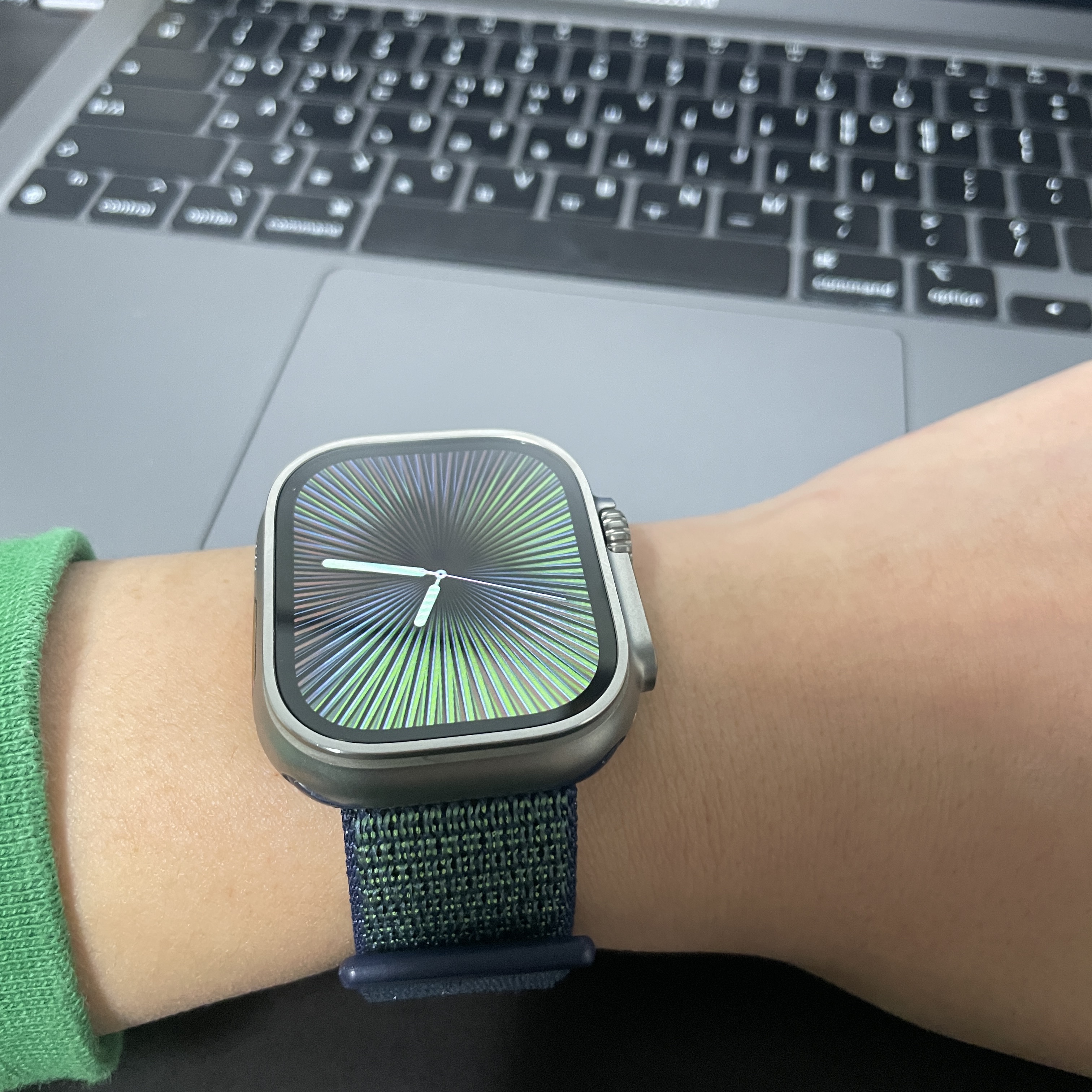 Apple Watch Ultra 49mm Titanium Case with Ocean Band Midnight (Korean Ver.) 착용 스타일