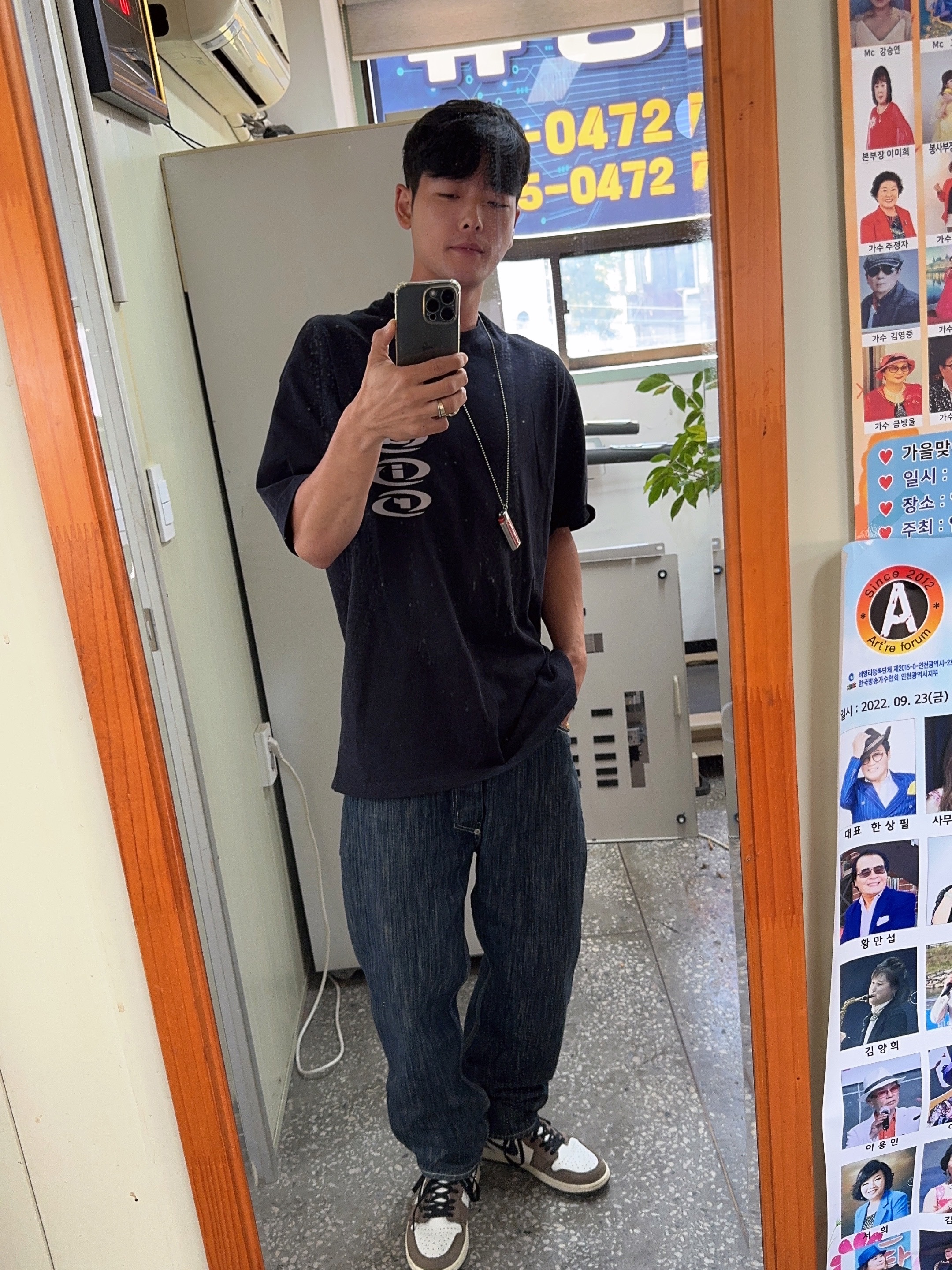 Jordan x Travis Scott T-Shirts Black (DZ5514-011), Jordan 1 x Travis Scott Retro High OG SP Mocha 착용 스타일 - 5