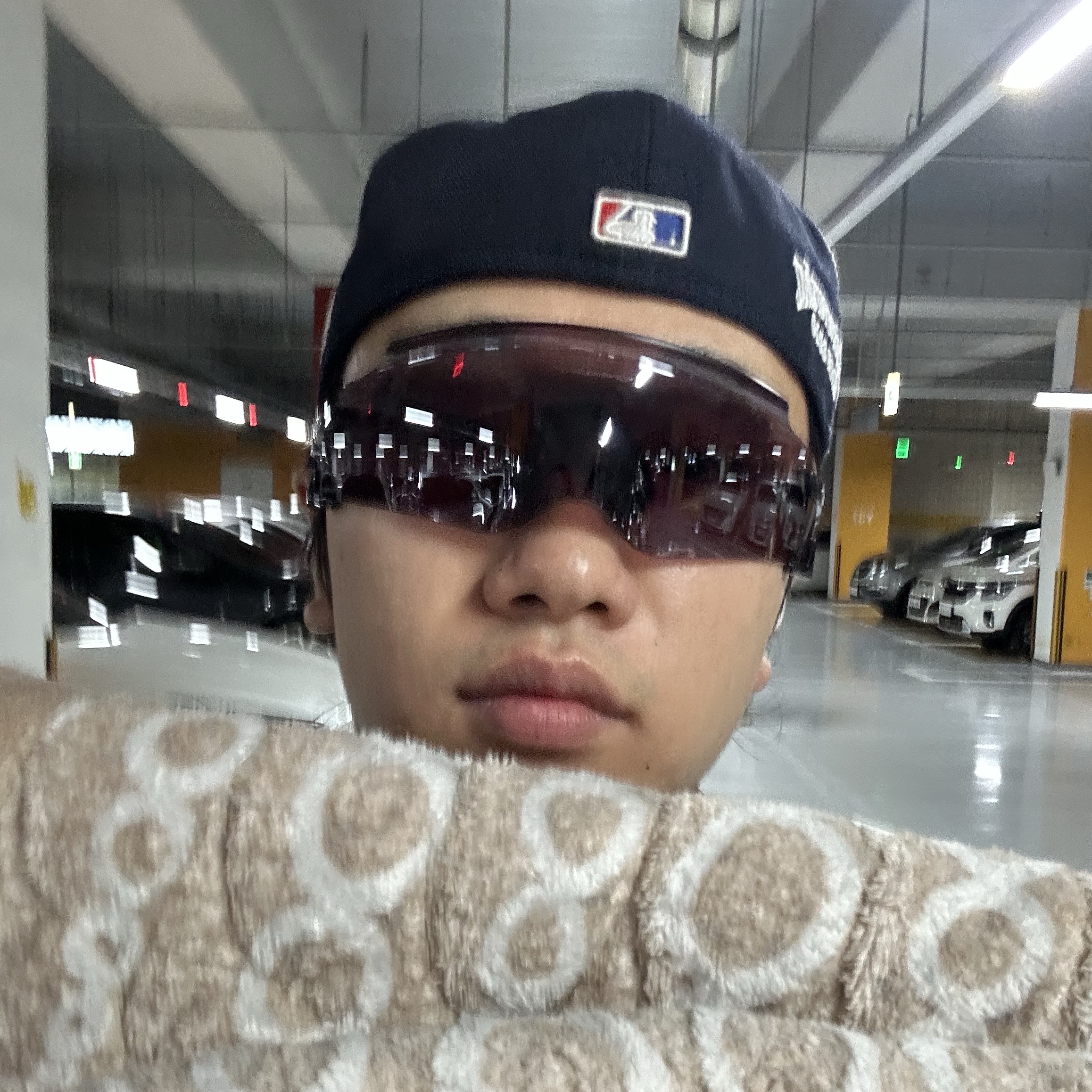 Thisisneverthat x New Era x MLB New York Yankees 59Fifty Classic Navy, Oakley Encoder Matte Carbon Frame Prizm Road Black Lenses Low Bridge Fit 착용 스타일