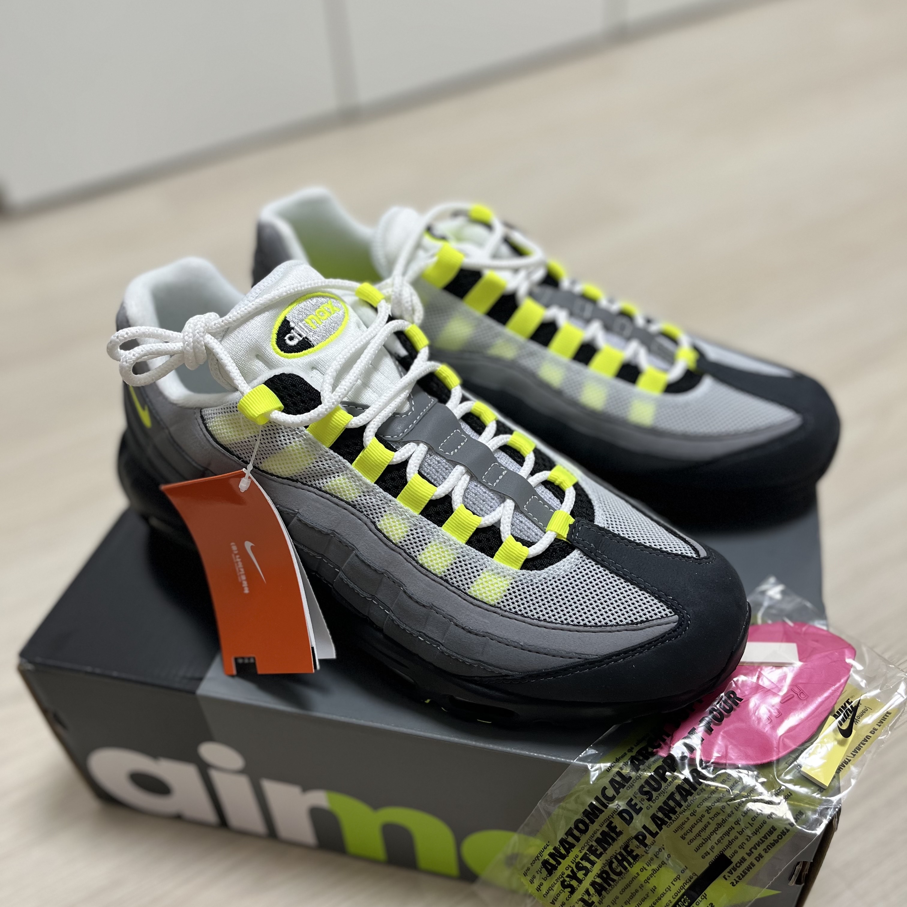 Nike Air Max 95 OG Neon Yellow 2020 착용 스타일 - 4