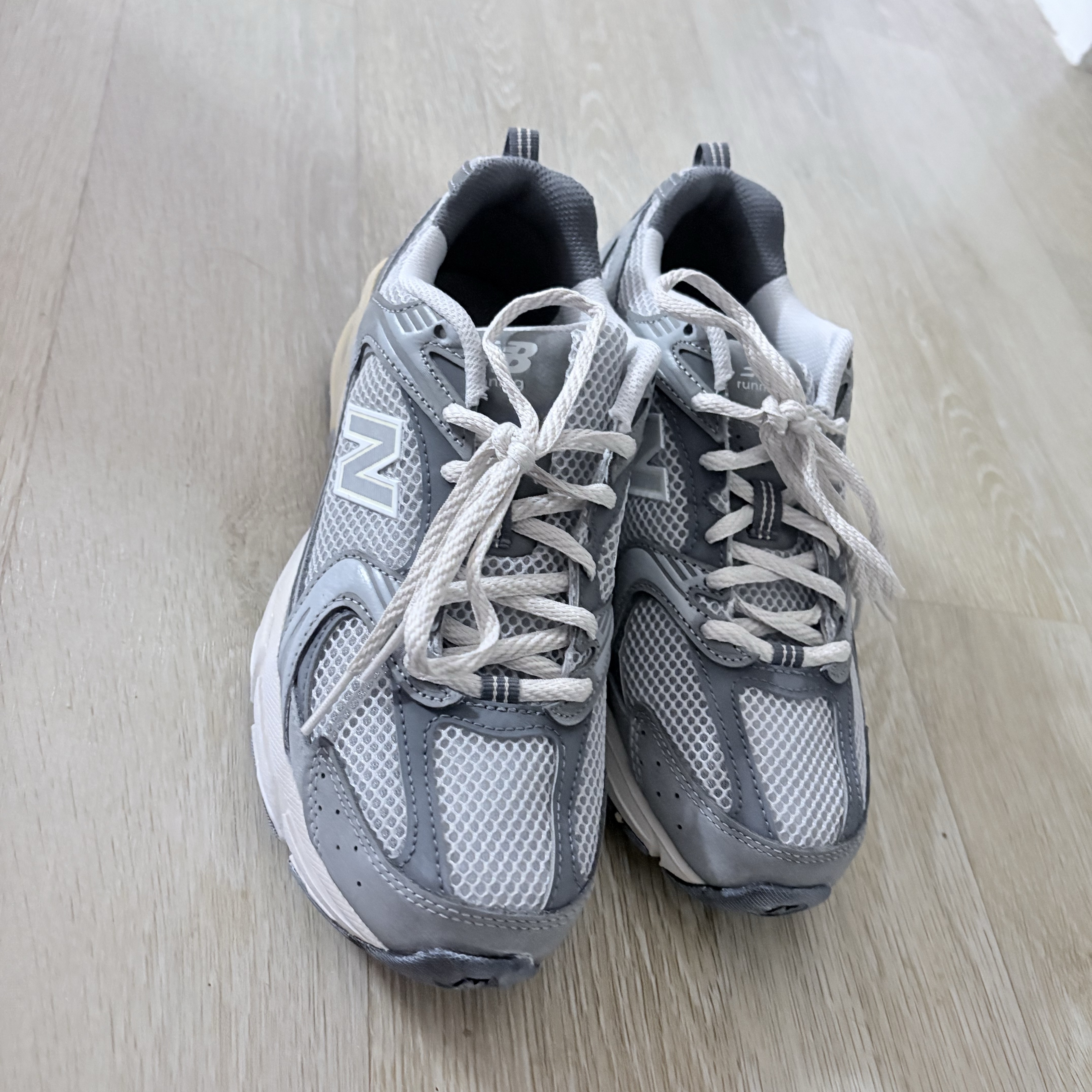 New Balance 530 Premium Vintage Grey Matter 착용 스타일