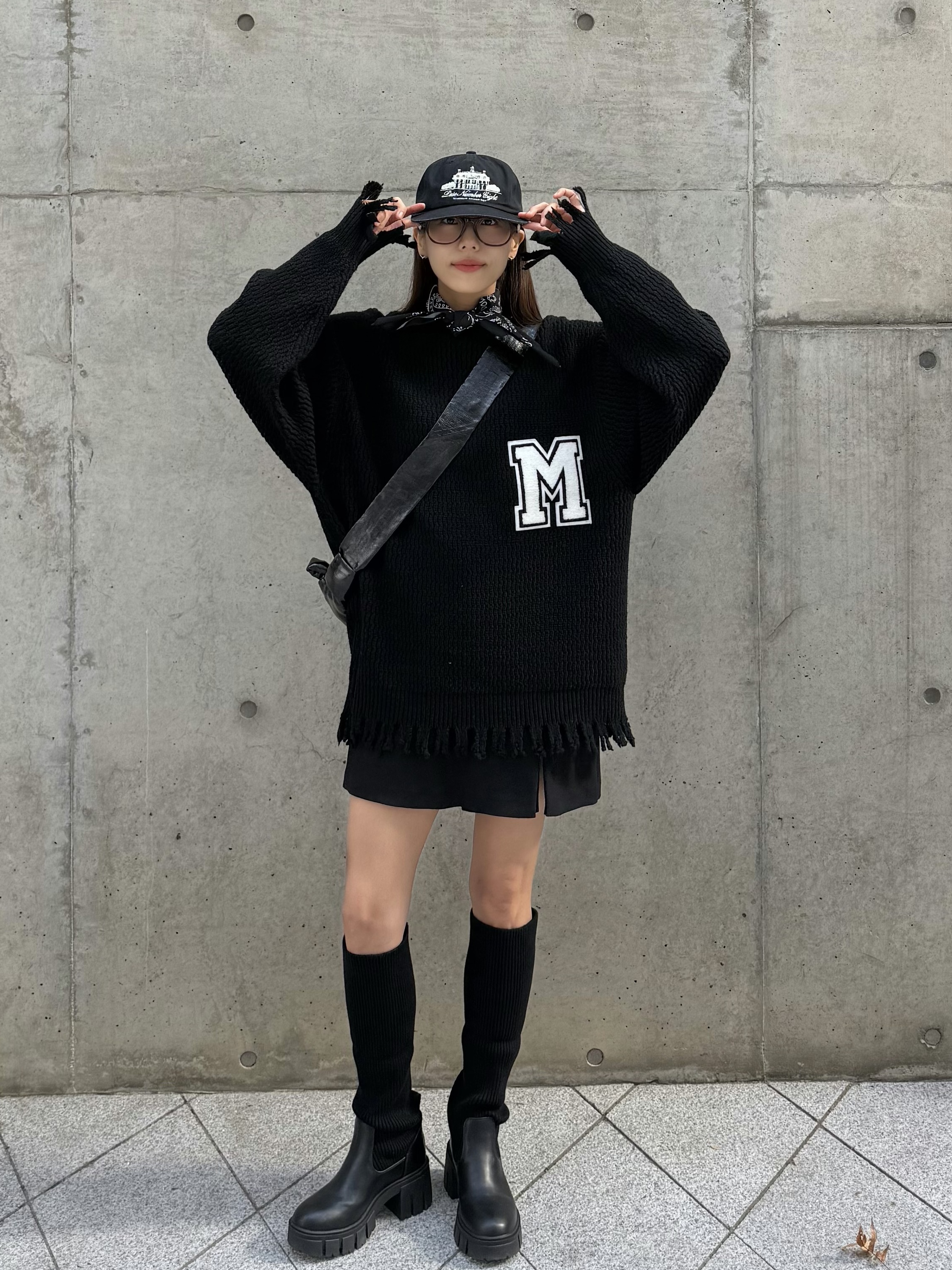Gentle Monster x Maison Margiela MM113 Tortoiseshell Clear, Lemaire Small Croissant Bag Coated Linen Canvas Black 착용 스타일 - 5