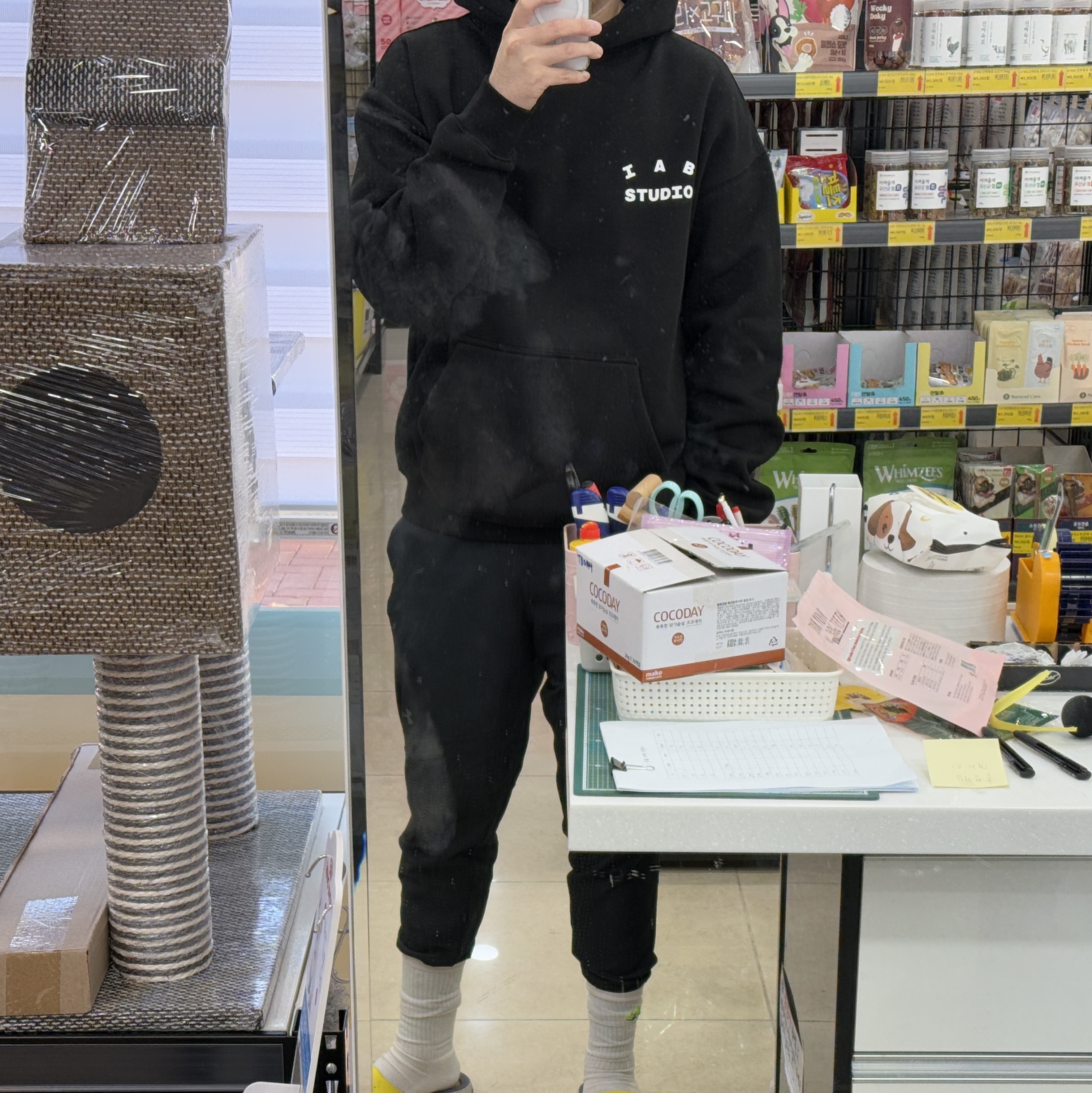 IAB Studio Hoodie Black 착용 스타일