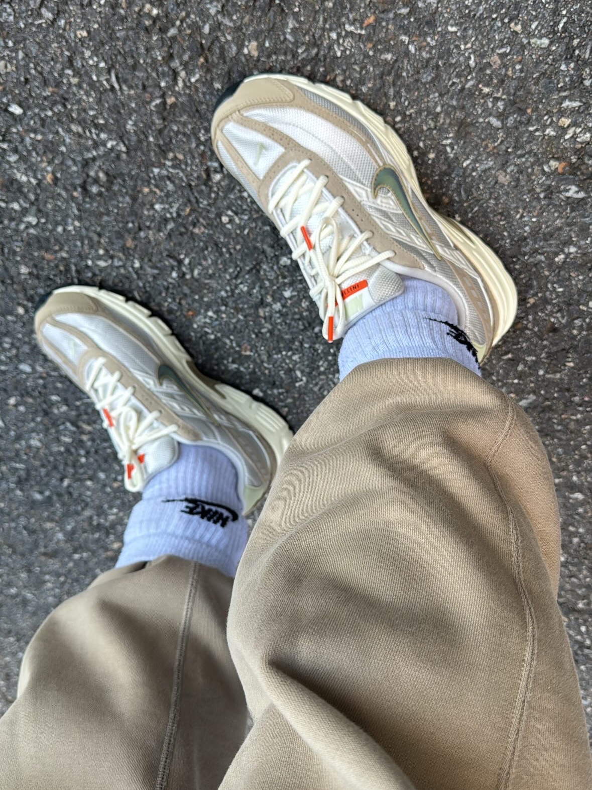 Nike Initiator Light Bone Limestone, Nike NRG Solo Swoosh Fleece Pants Khaki - Asia 착용 스타일