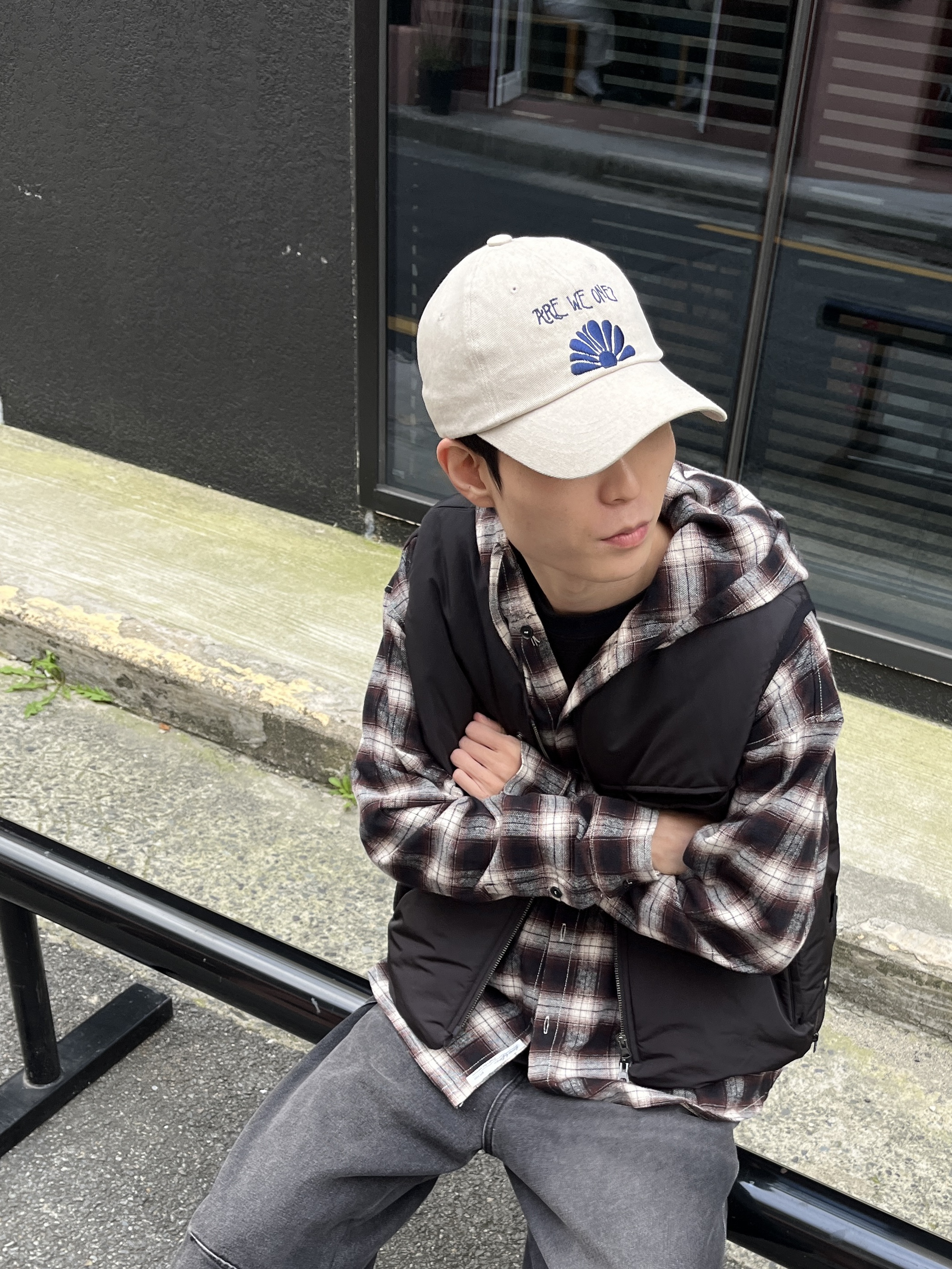 DVAN Daisy Rise Emb Ball Cap Beige 착용 스타일 - 5