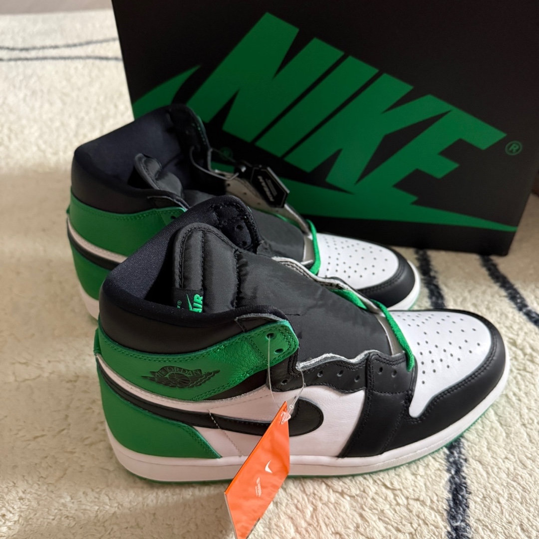 Jordan 1 Retro High OG Black and Lucky Green 착용 스타일 - 2
